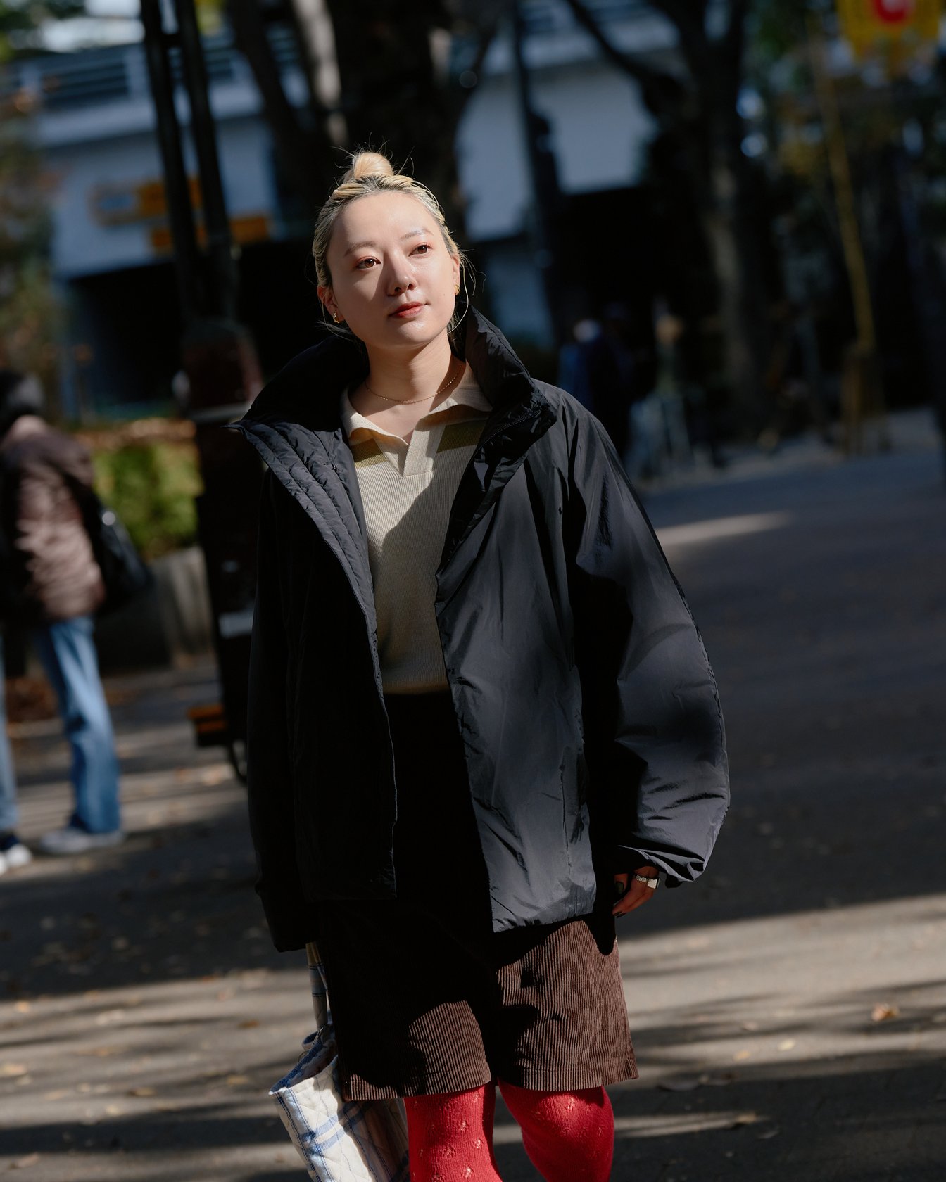 テアトラのショートコートを着たモデル