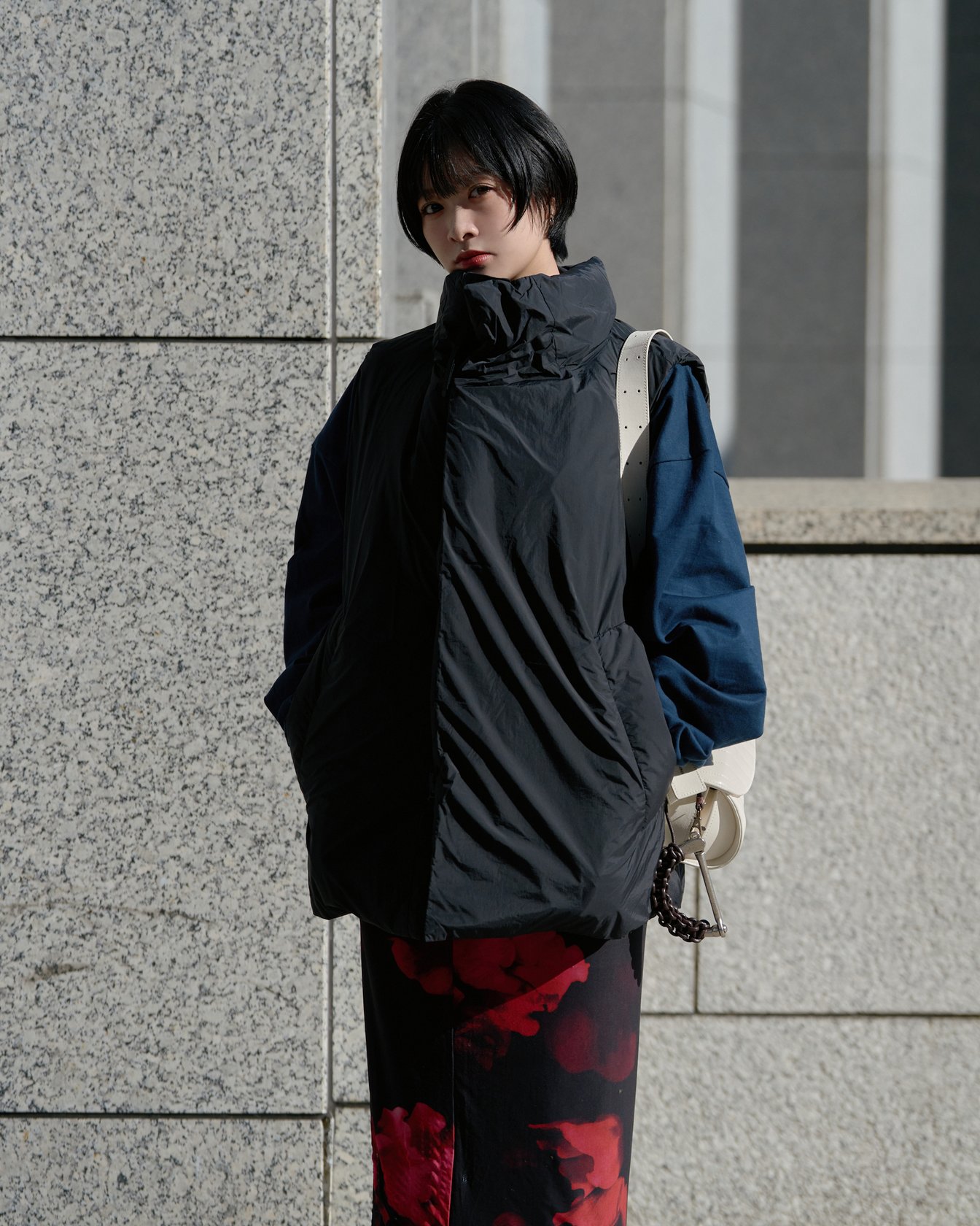 テアトラのベストを着たモデル