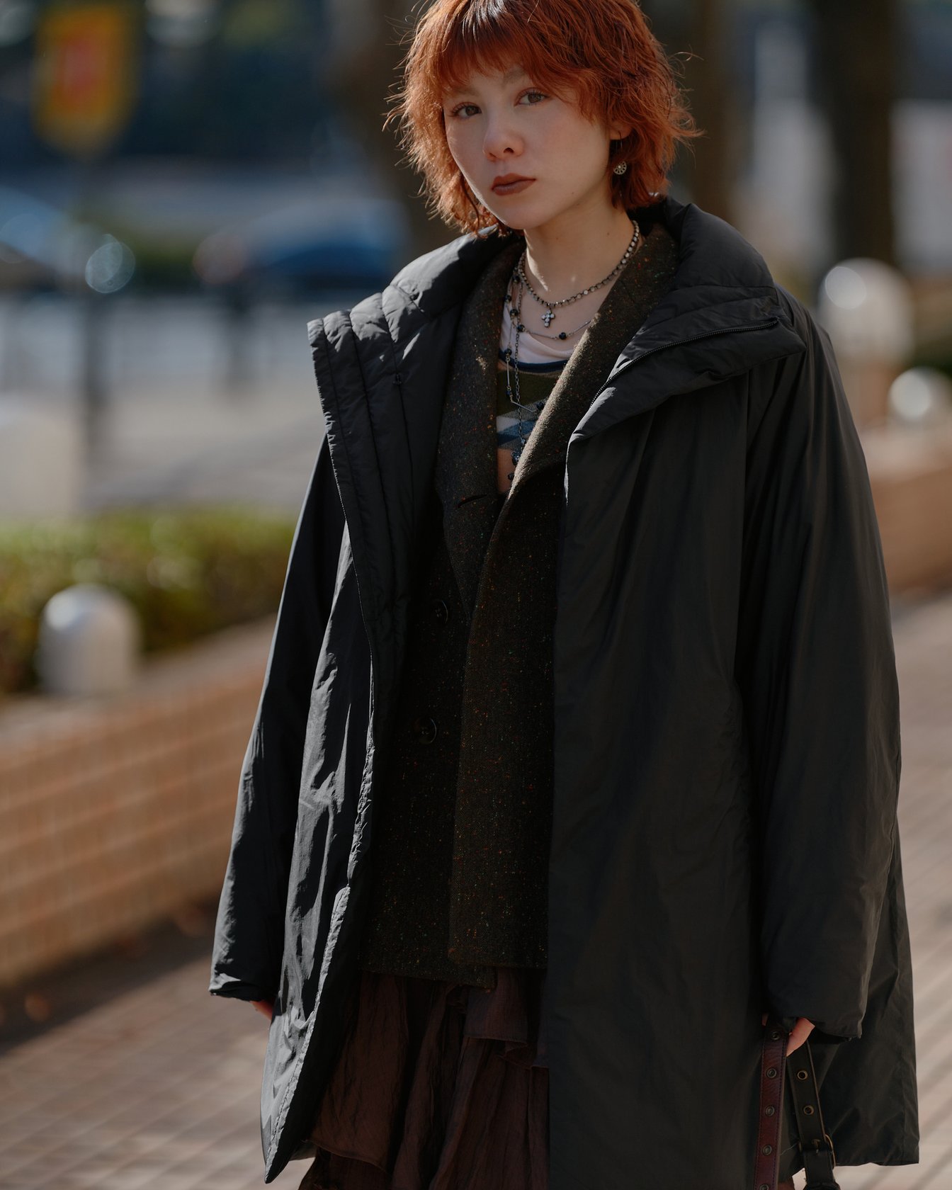 テアトラのロングコートを着たモデル