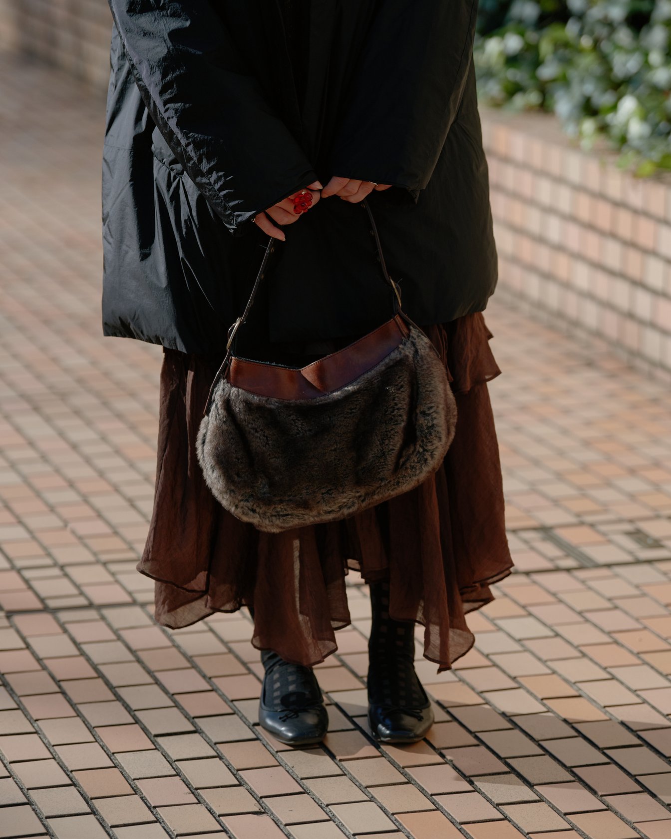 テアトラのロングコートを着たモデル