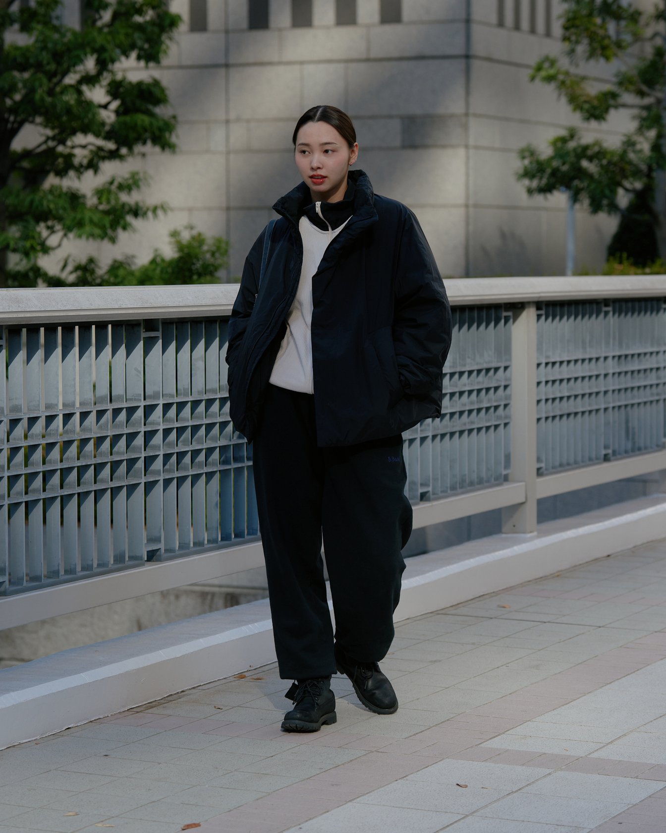 テアトラのショートコートを着たモデル