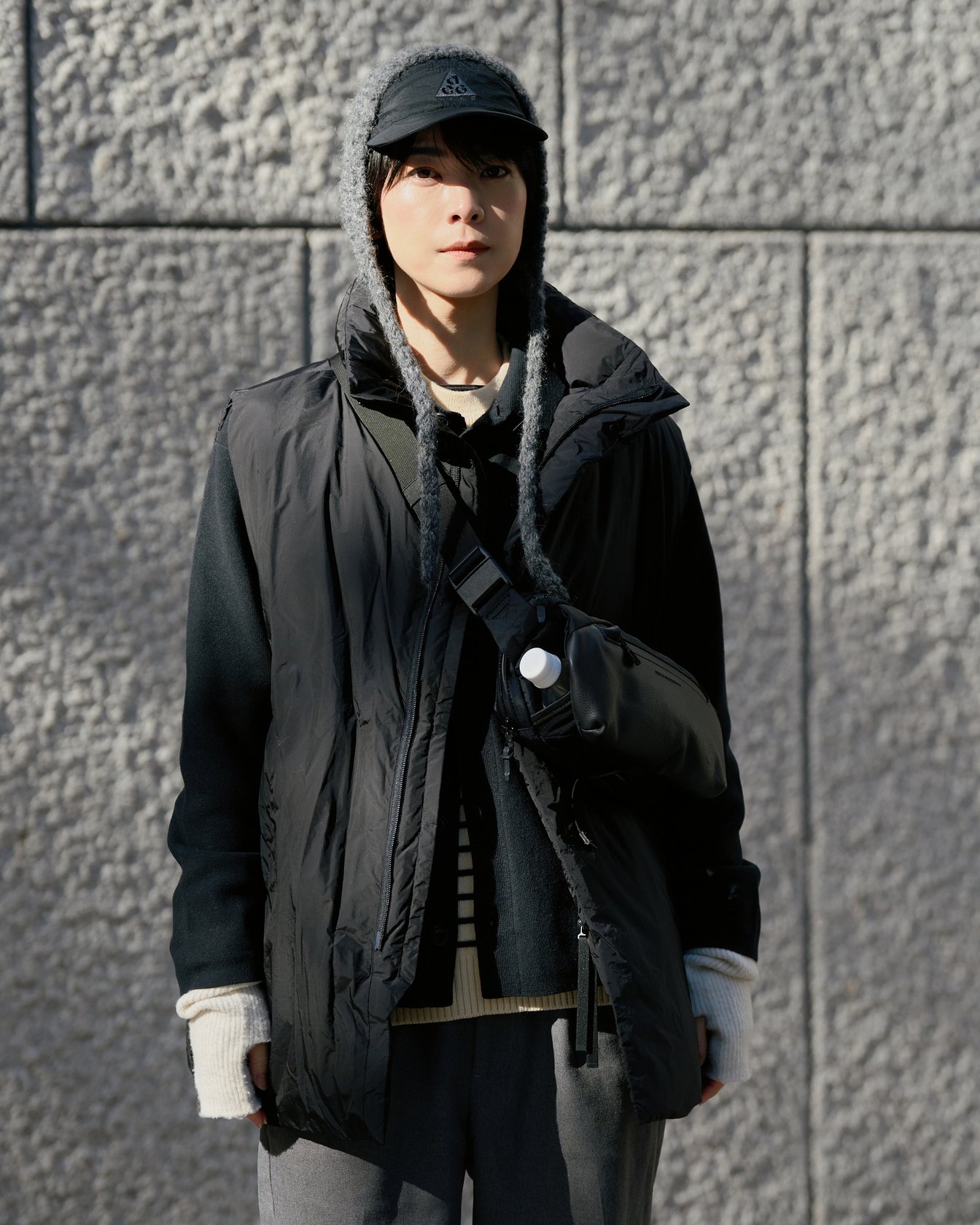 テアトラのベストを着たモデル