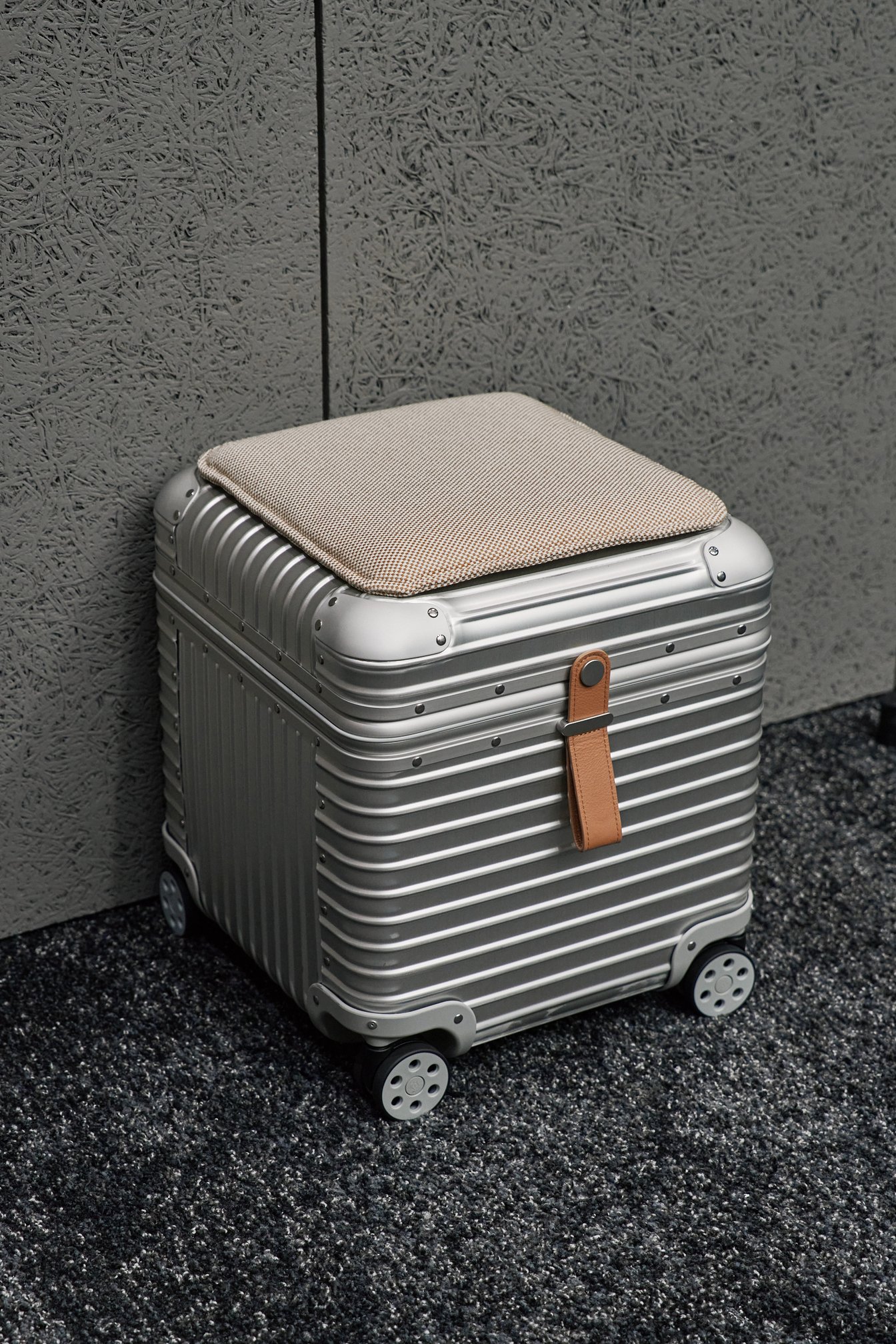 RIMOWA Vitra 2025 アルミニウム スツール