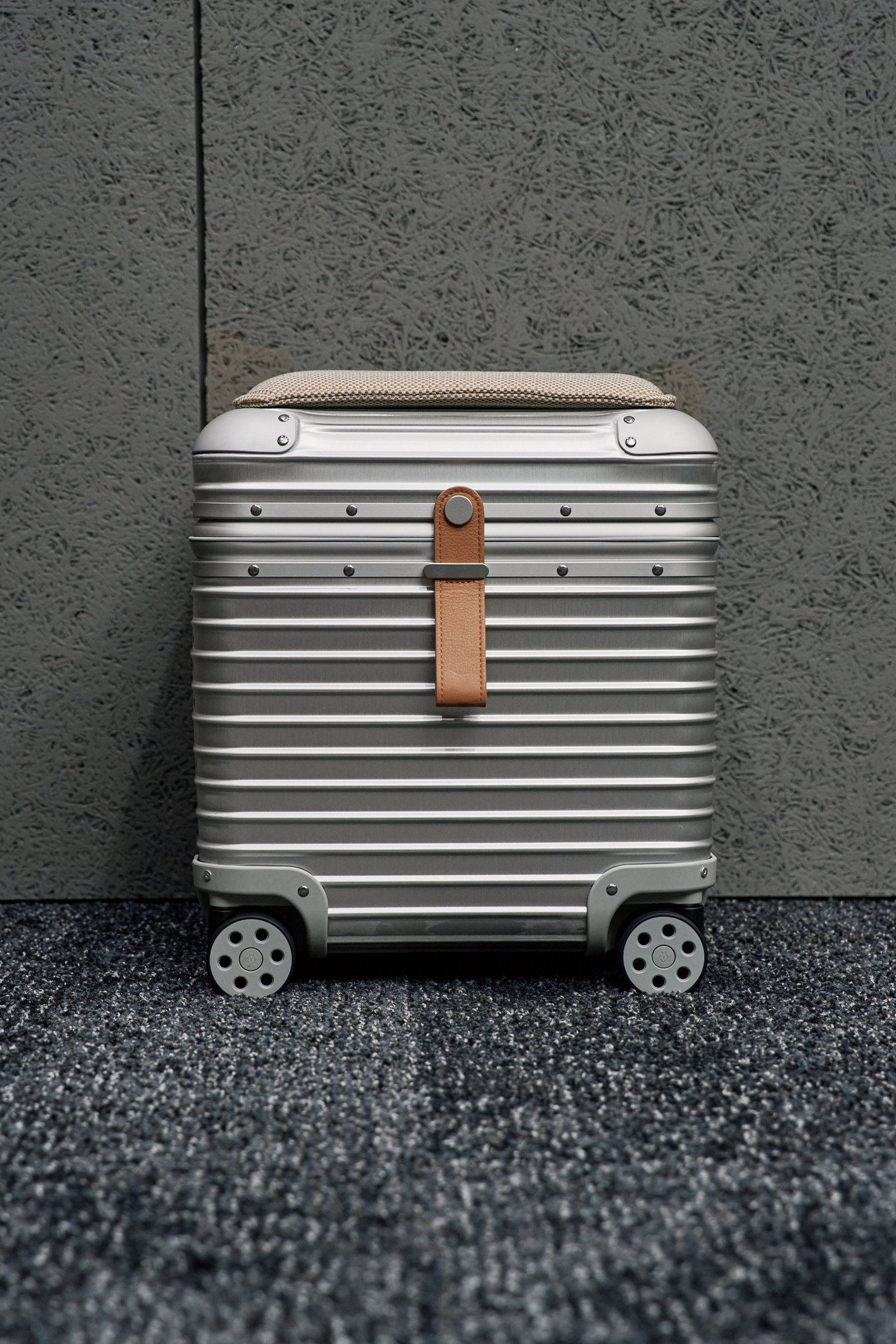 RIMOWA Vitra 2025 アルミニウム スツール