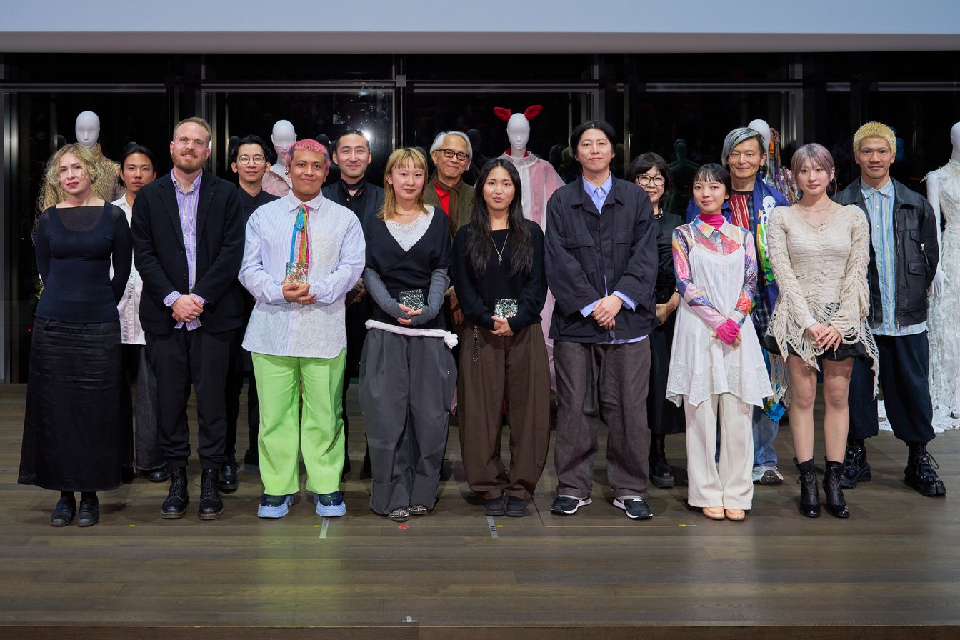 ファイナリストと審査員の集合写真