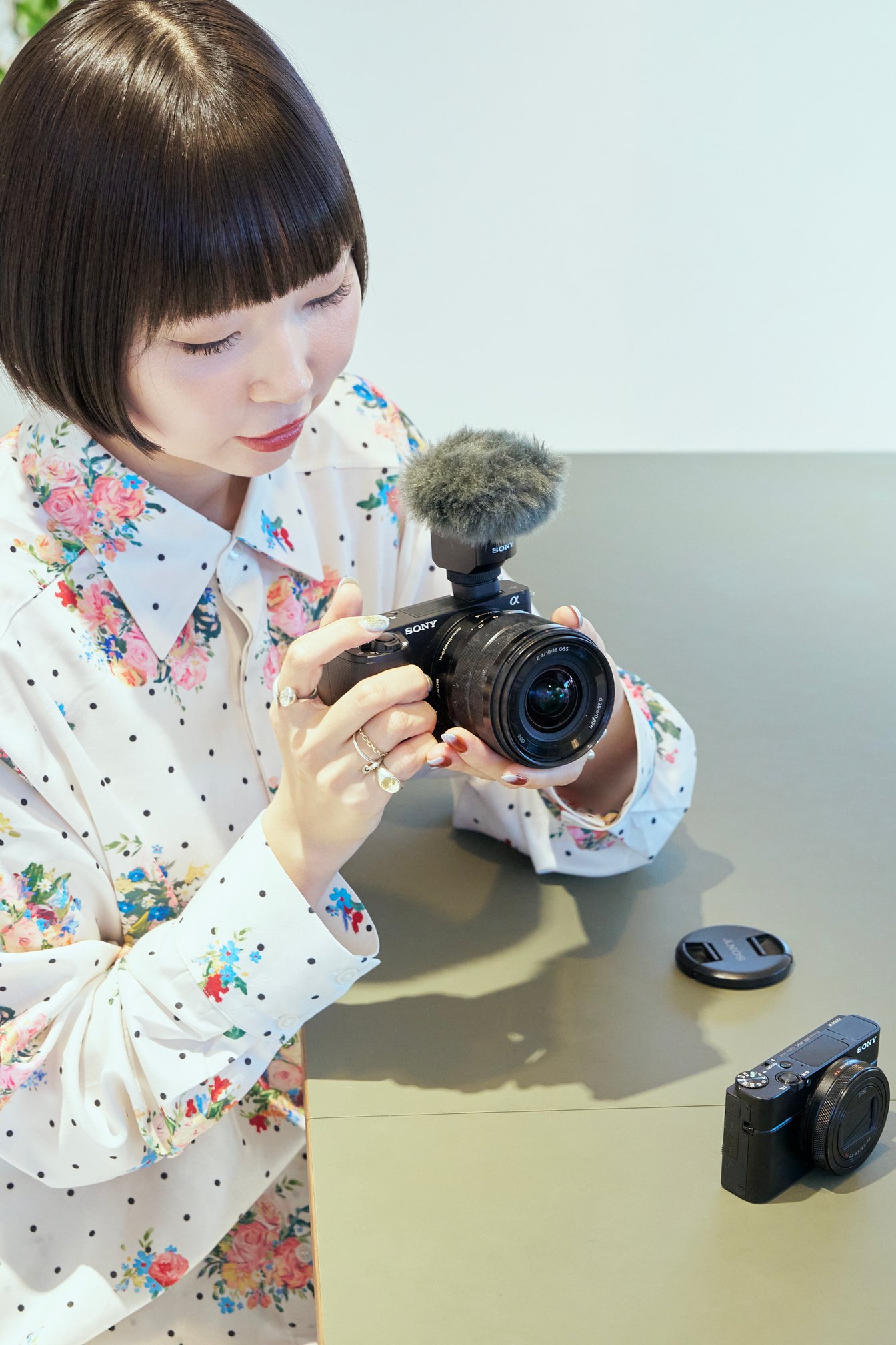 カメラを持つあさぎーにょ