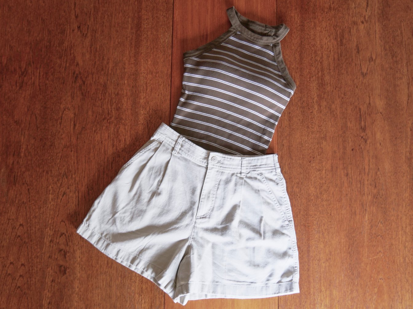 ブラトップとショートパンツ