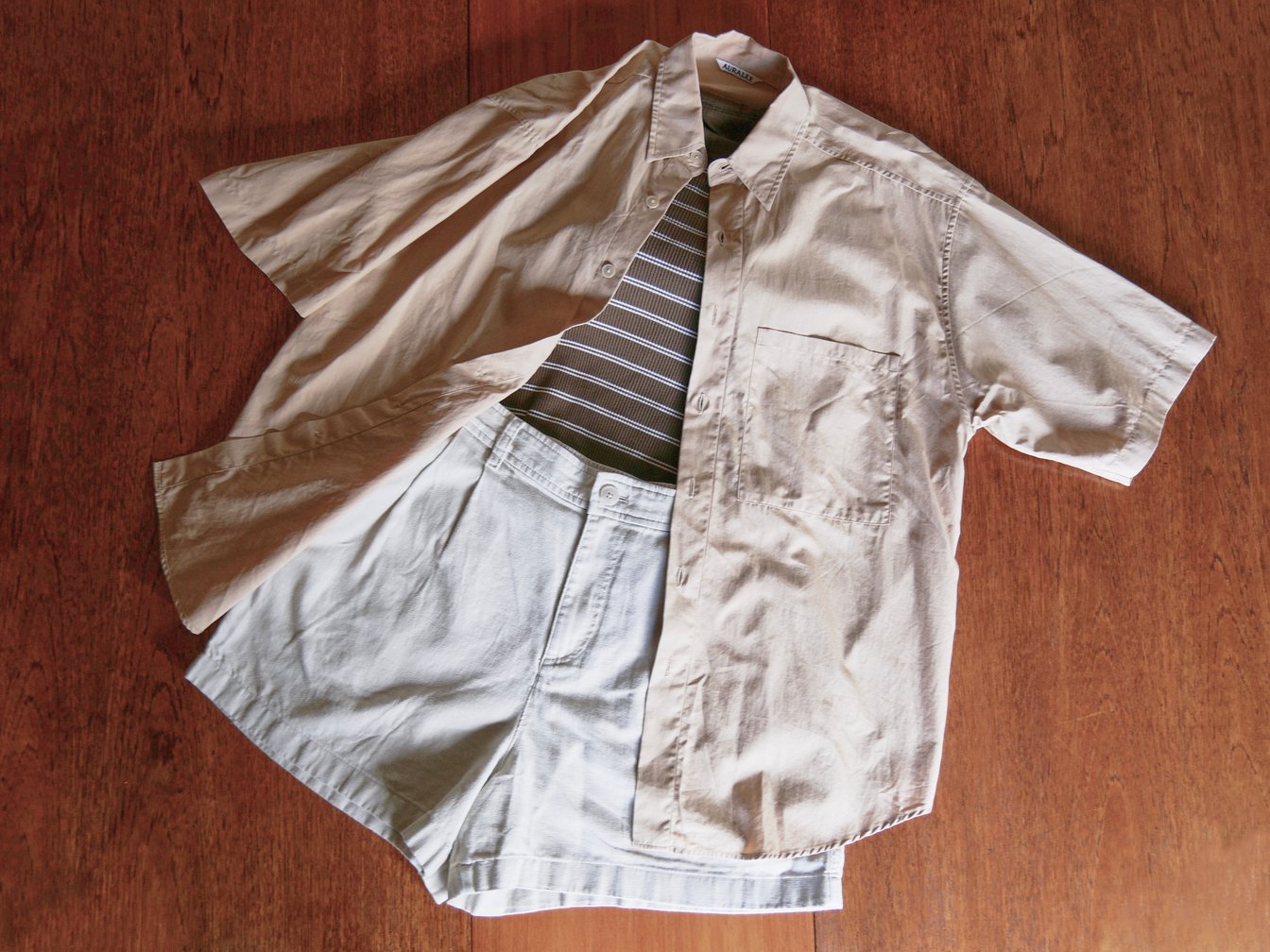 ブラトップとショートパンツにメンズシャツを羽織った物撮り