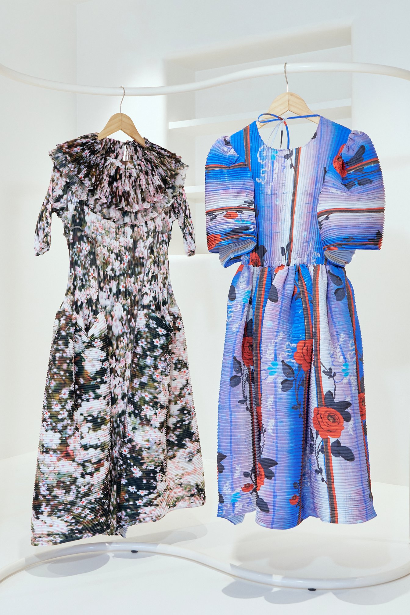 花柄のプリントをあしらったドレス