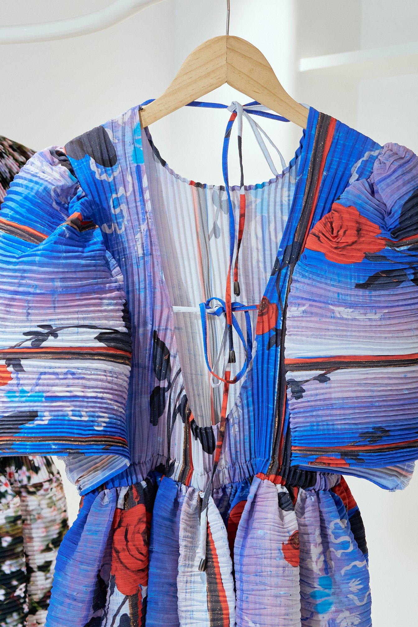 花柄をあしらったブルーのドレス