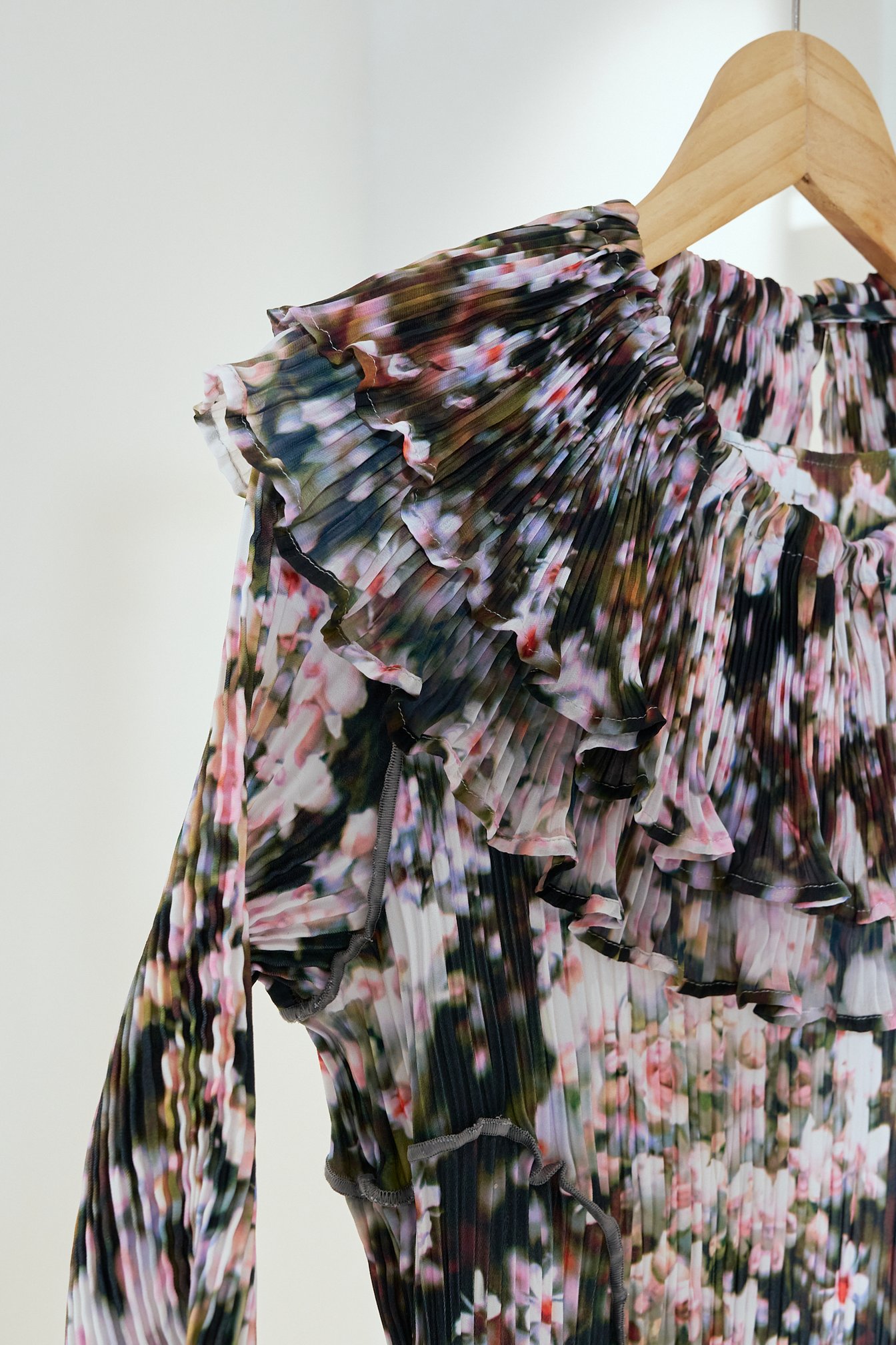 花柄をあしらったブラックとピンクのドレス