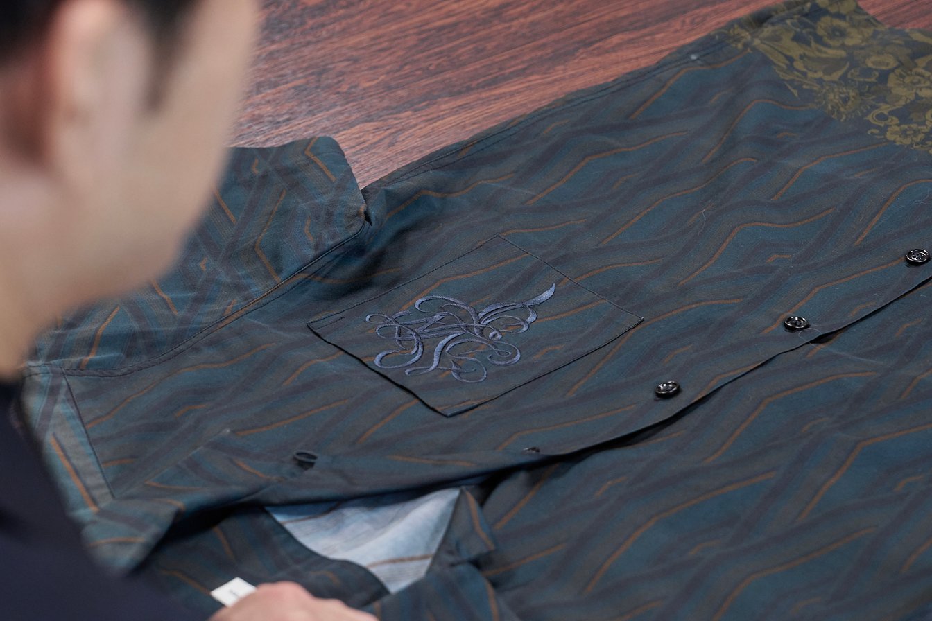 シャツを見つめる男性