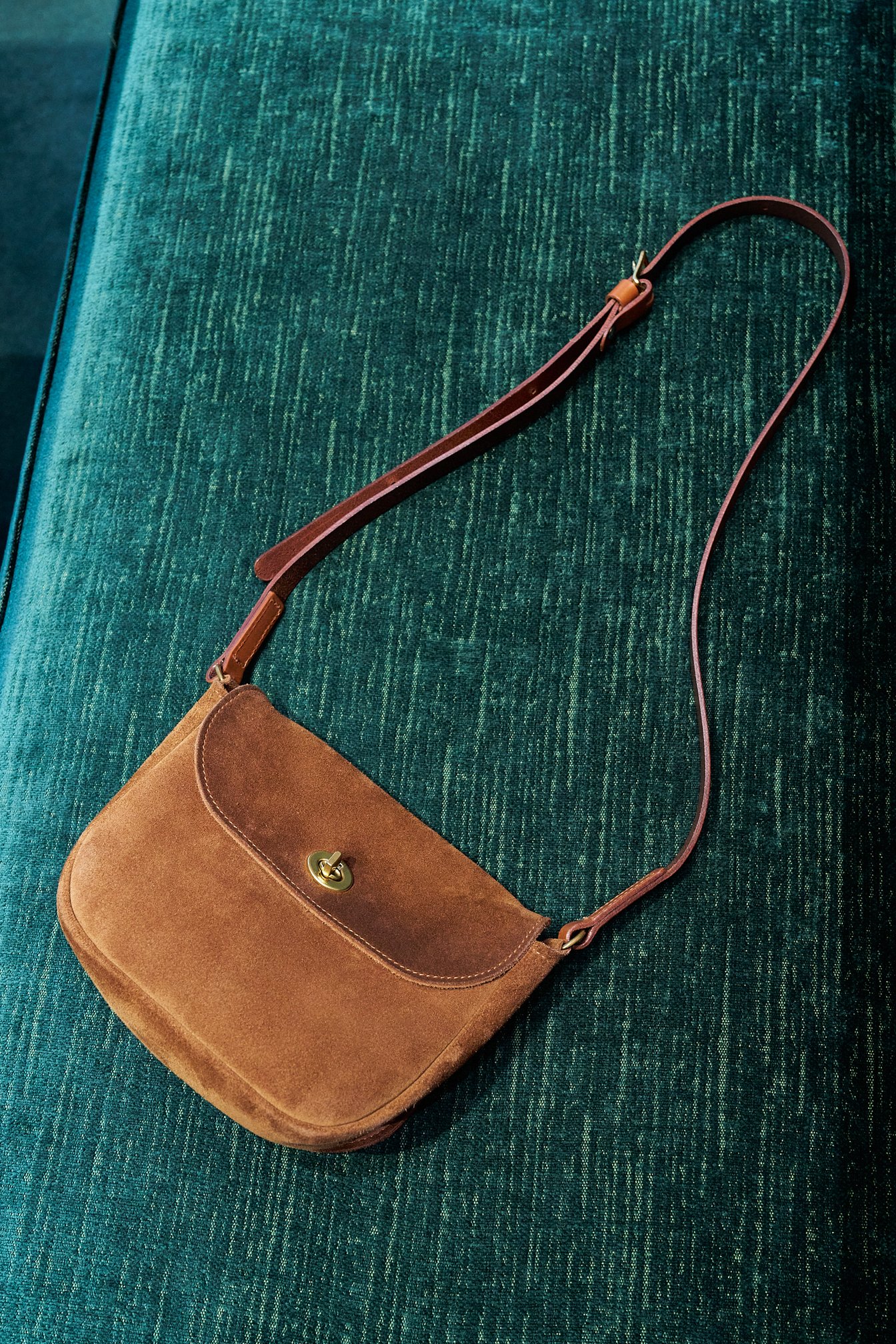 ブラウンのスエードのショルダーバッグ