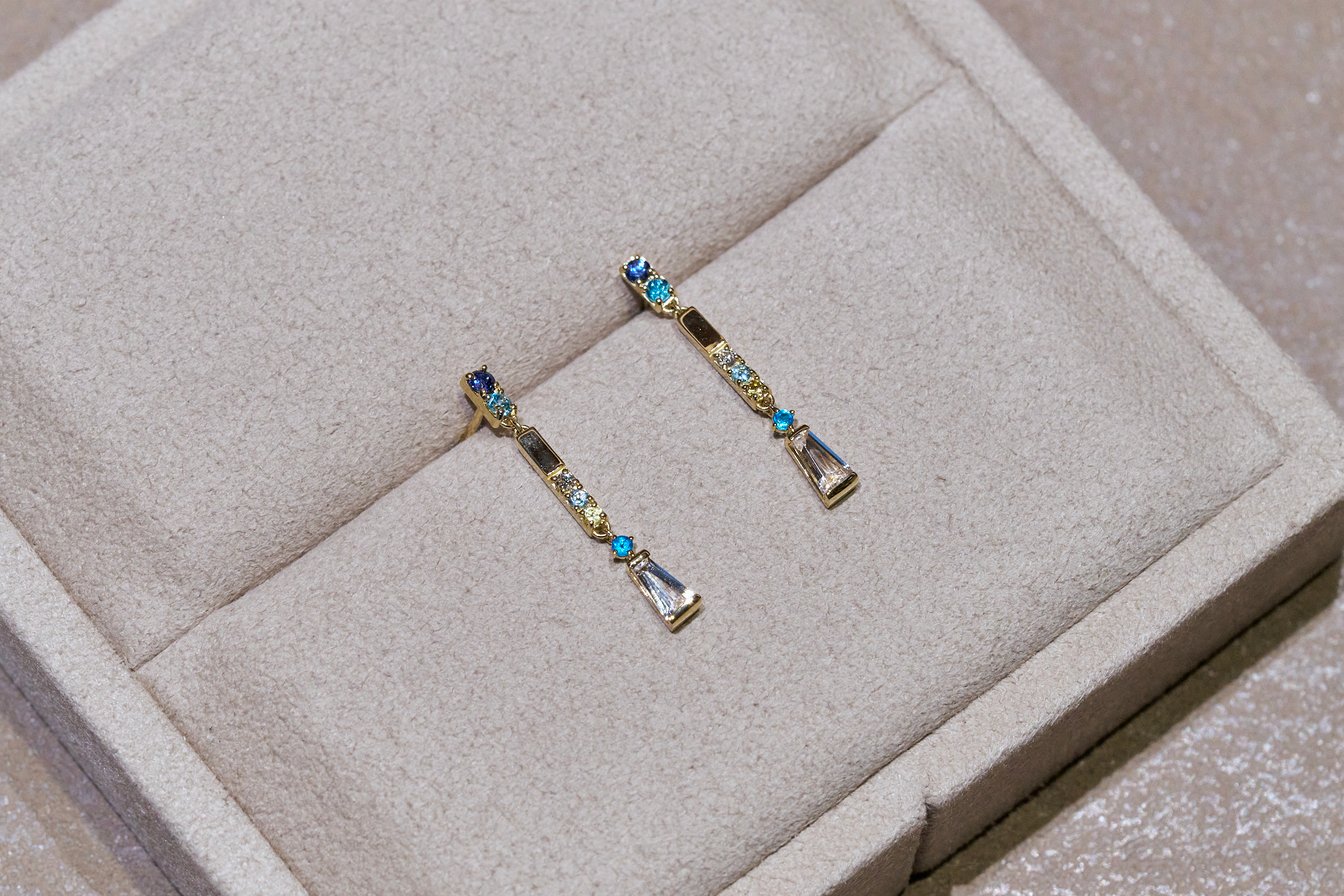 トレーに置かれたピアス