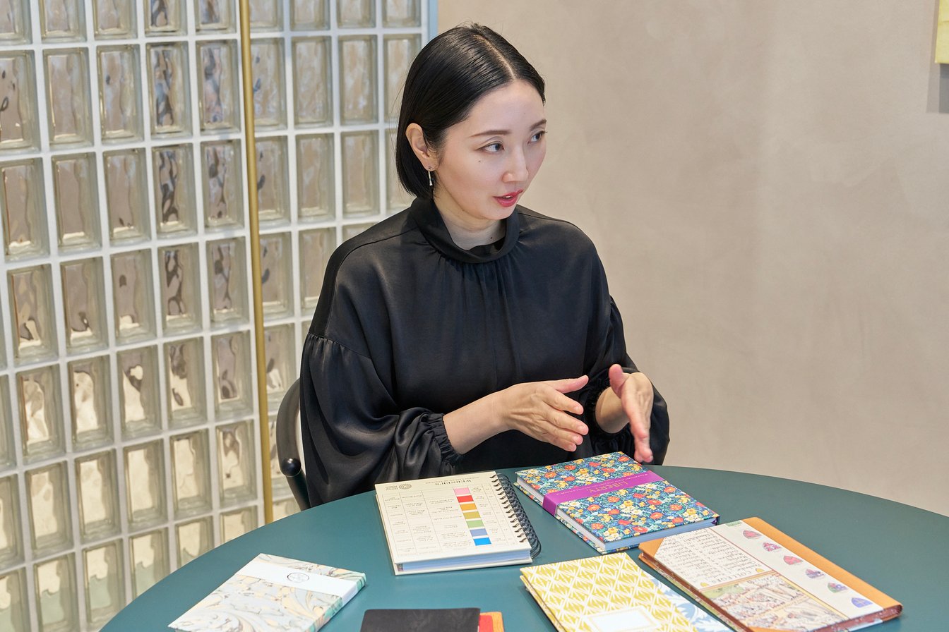 ノートを前に話す山内マリコ