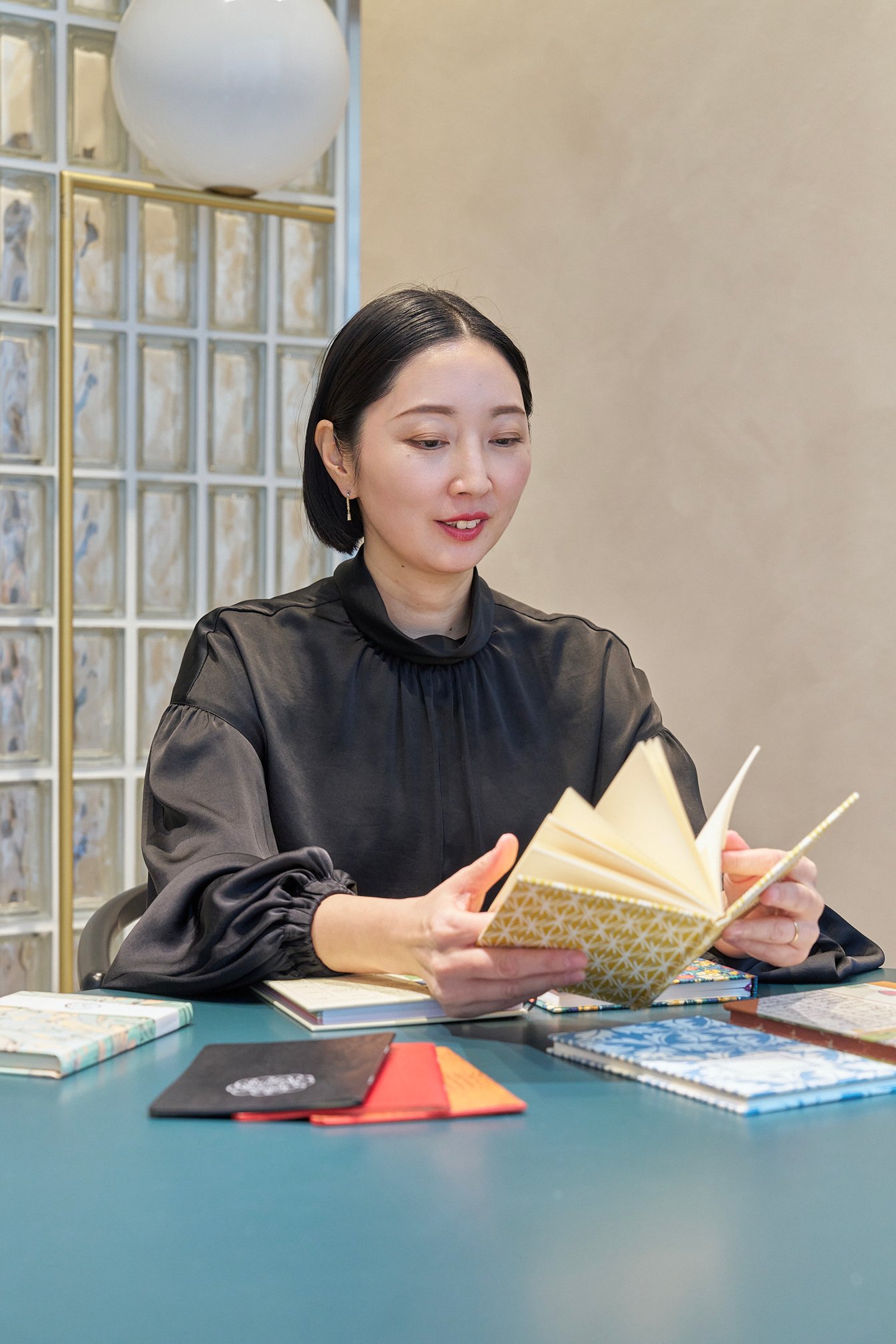 ノートを手に取ってめくる山内マリコ