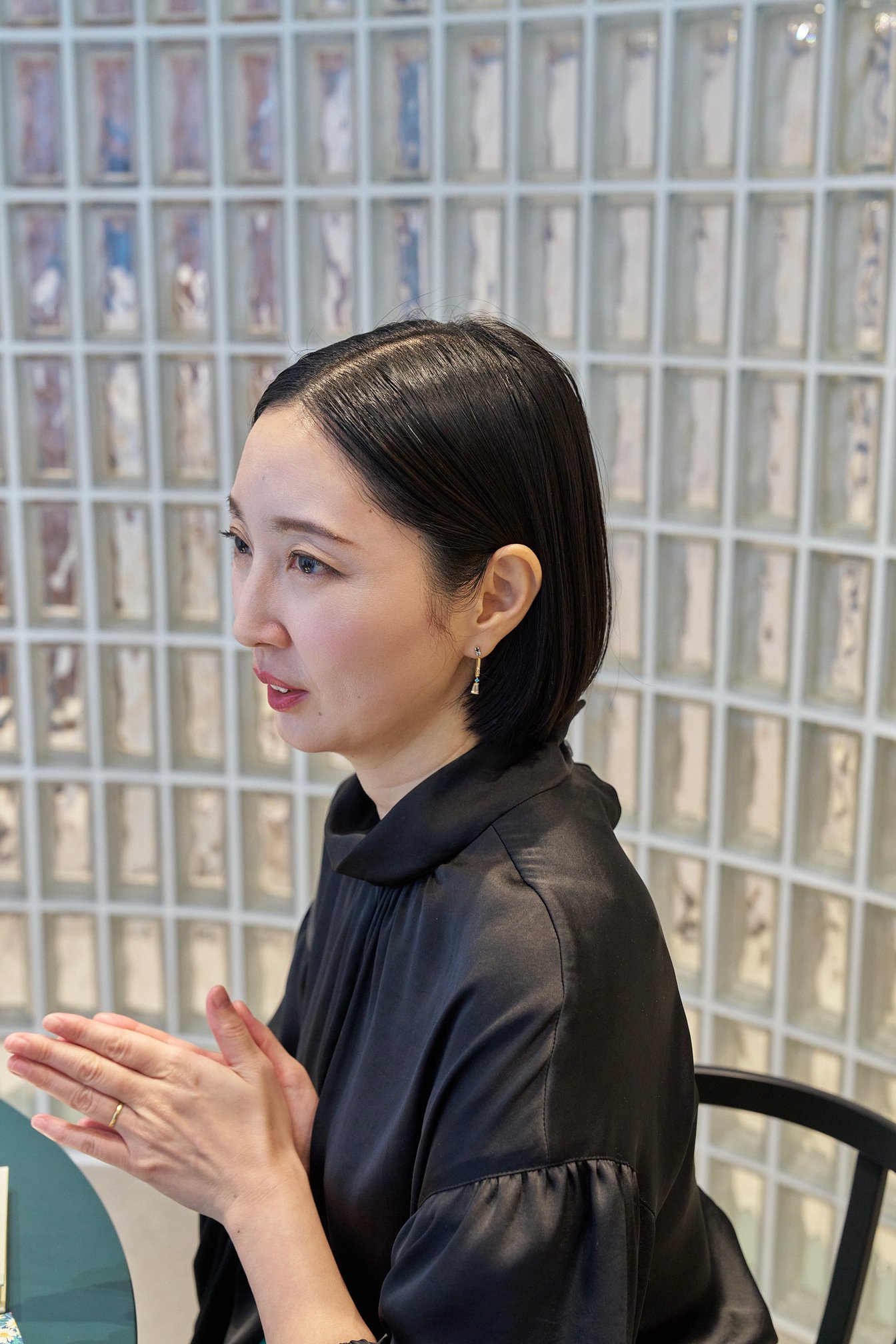 インタビューに答える山内マリコ