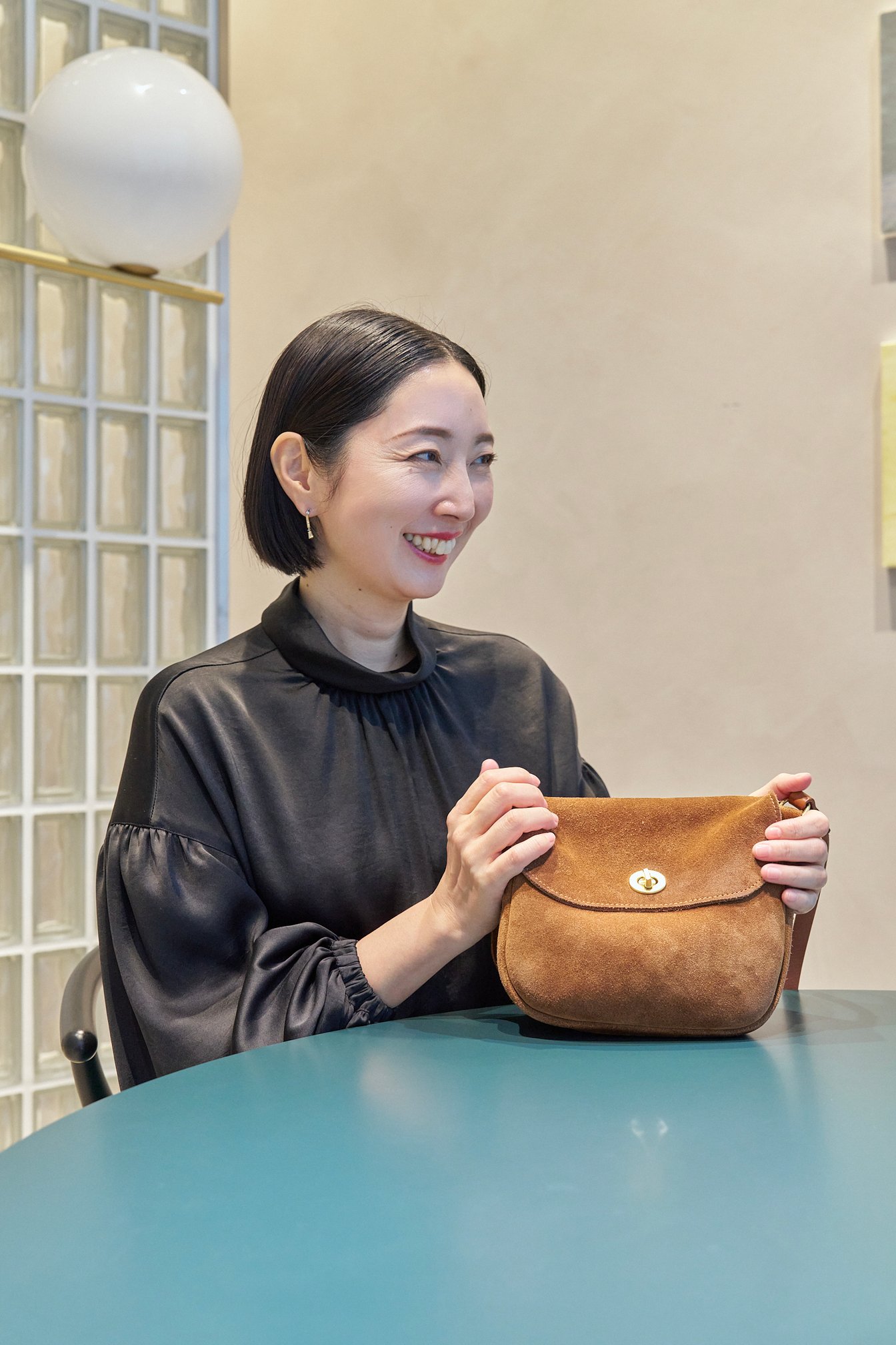 バッグを手にインタビューに答える山内マリコ