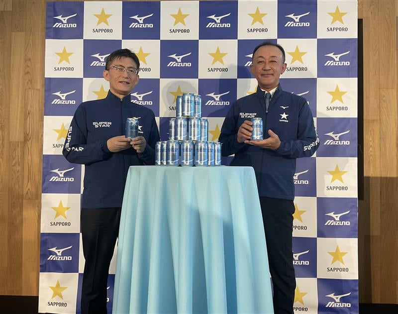 会見に登壇した、左から坂下聡一サッポロビール上席執行役員マーケティング本部長、中田匠ミズノ取締役常務執行役員の画像