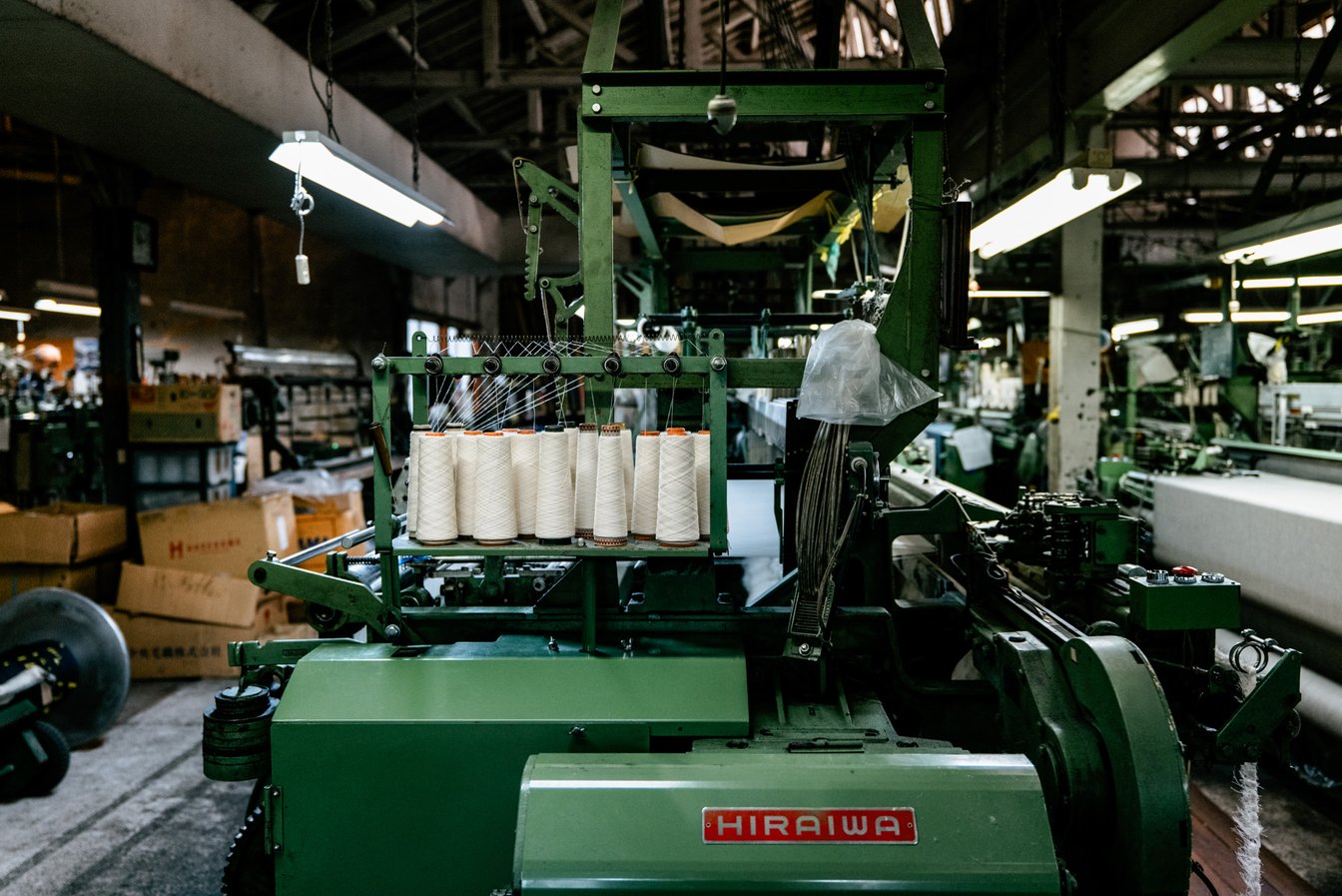 愛知県津島市のテキスタイルメーカー「山栄毛織」の両口開口のレピア織機