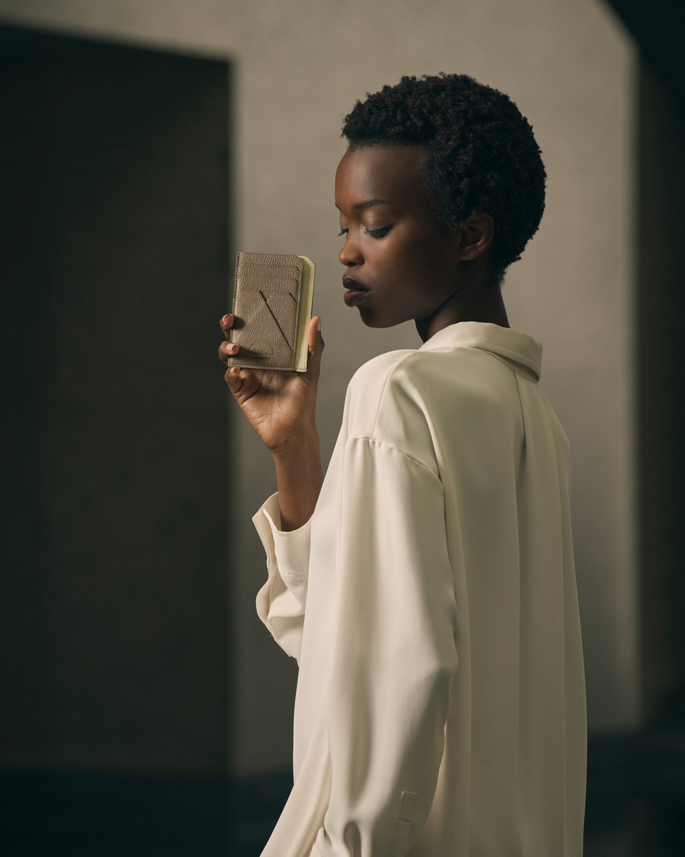 ラルコバレーノの財布を持ったモデル