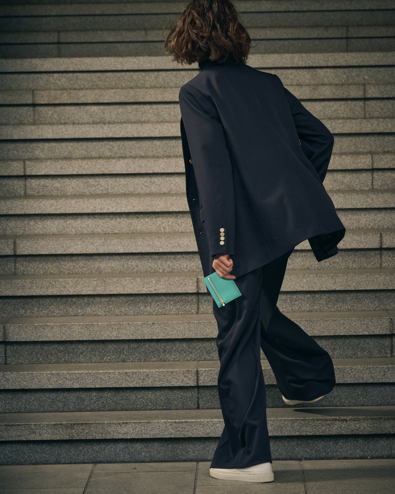 ラルコバレーノの財布を持ったモデル