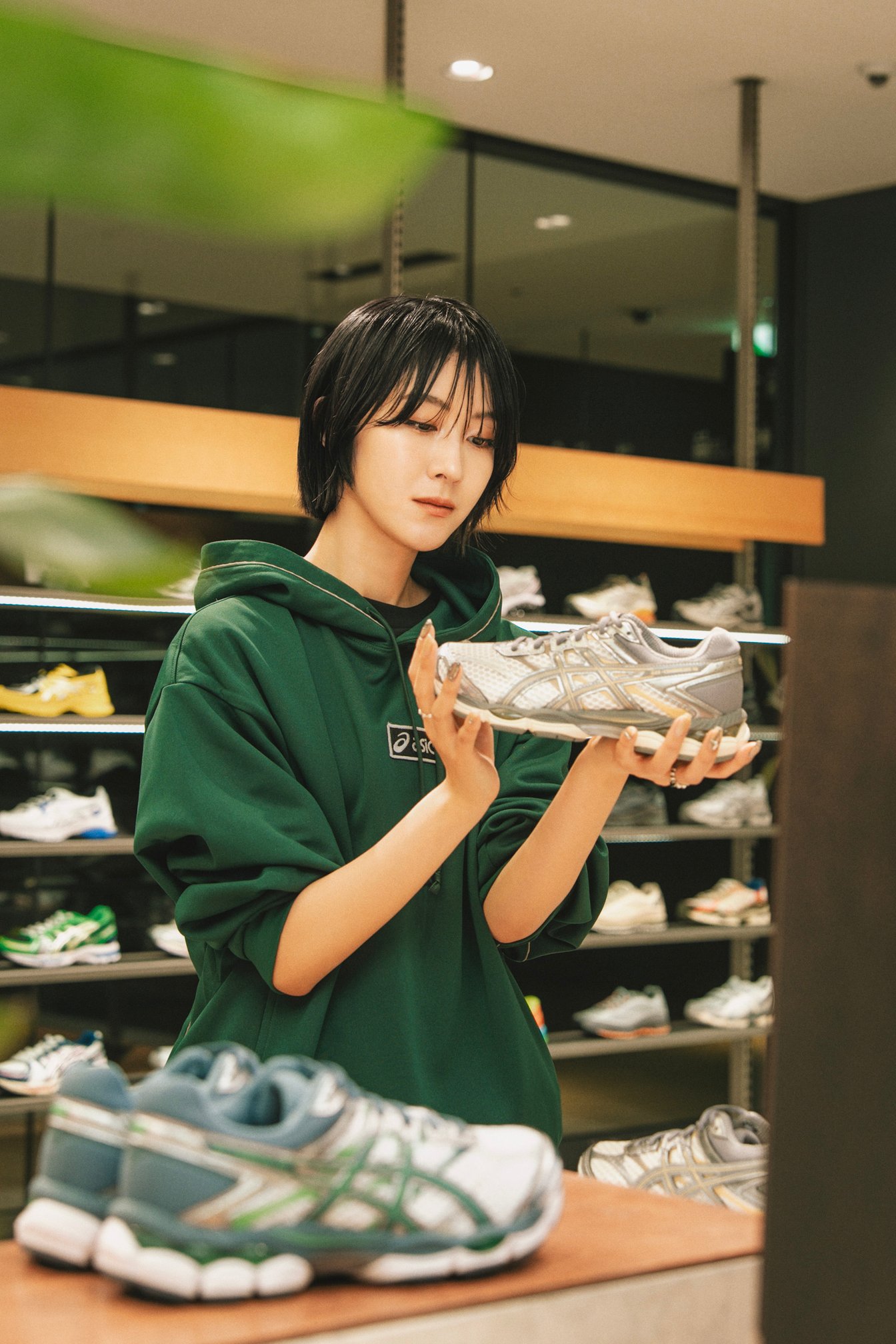 土生瑞穂がアシックス グランフロント大阪の店内を回る様子