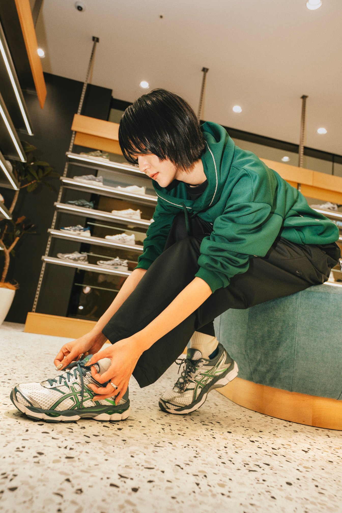 スニーカーを履く土生瑞穂