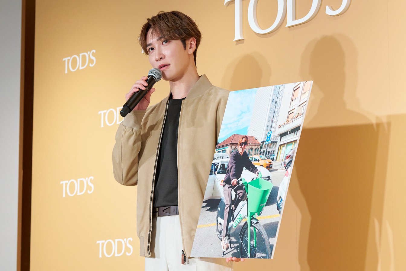 写真を見せる男性