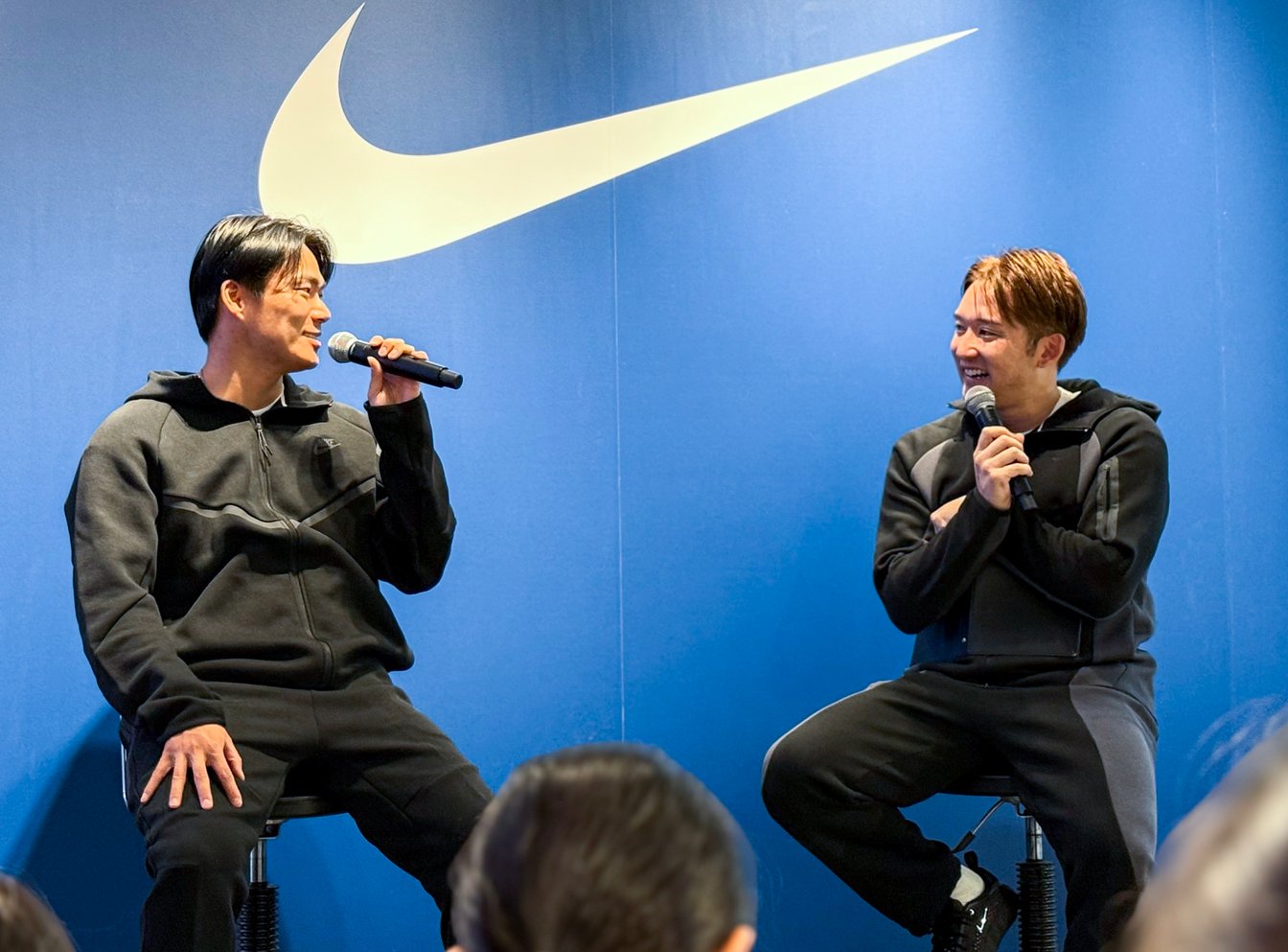 山本選手(左)とMCを務めた元プロ野球選手の杉谷拳士(右)