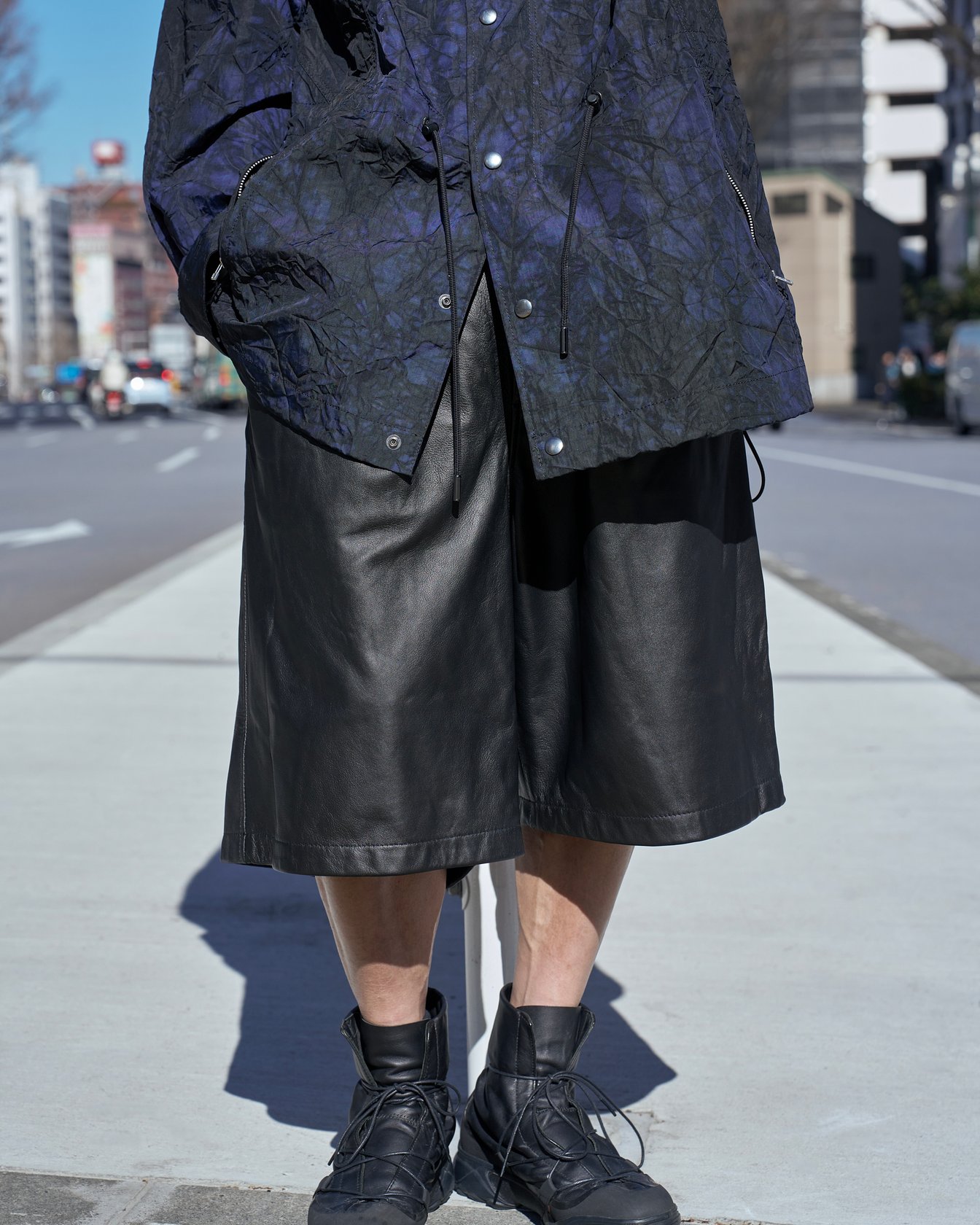 タムのアノラックを着たモデル