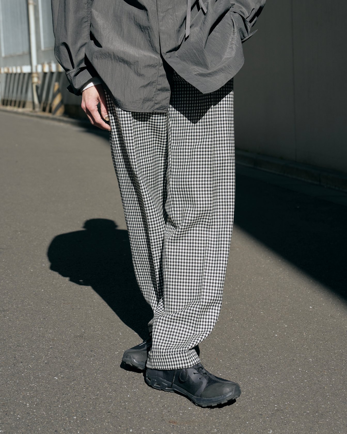 タムのシャツを着たモデル