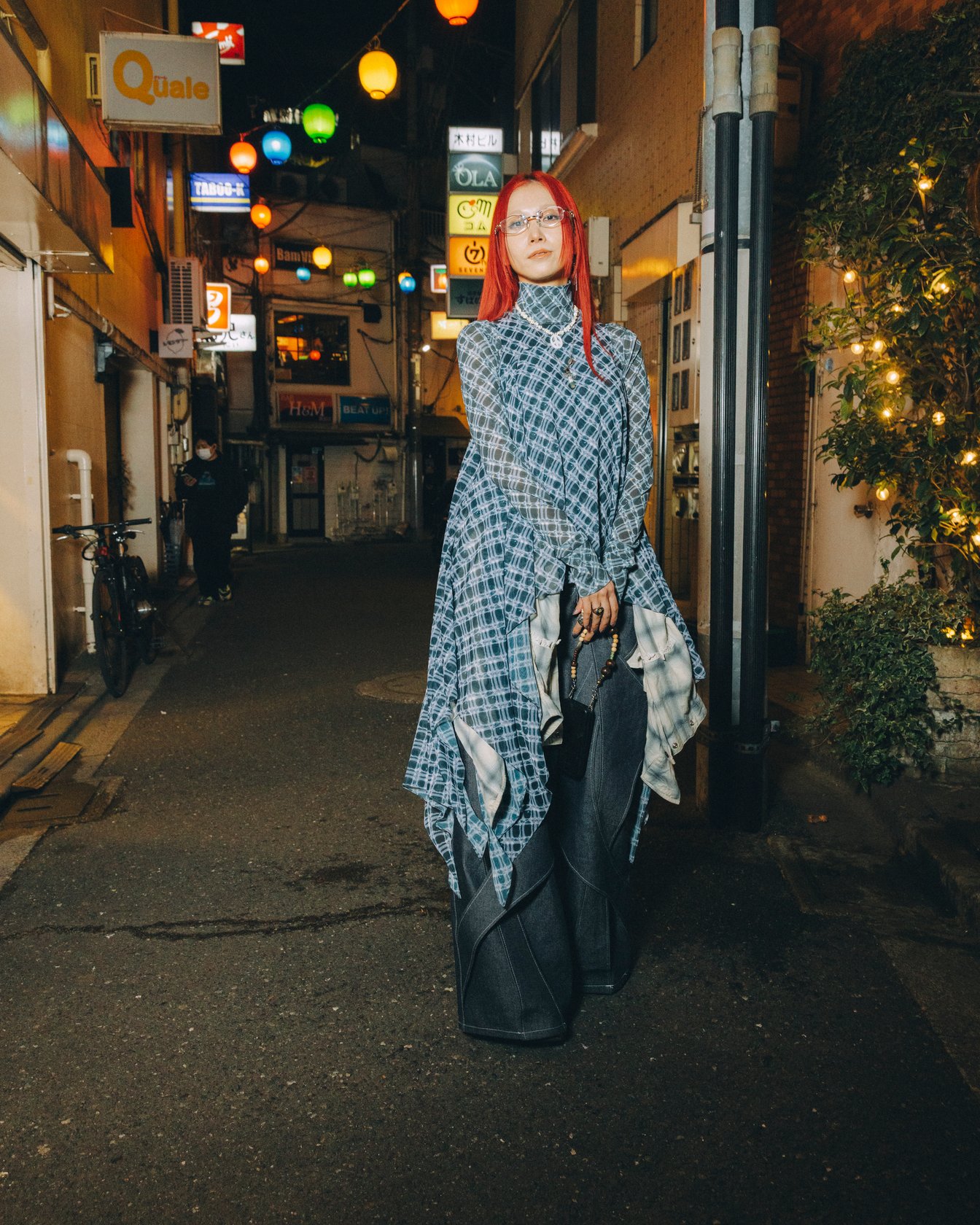 ハトラのローブを着たモデル