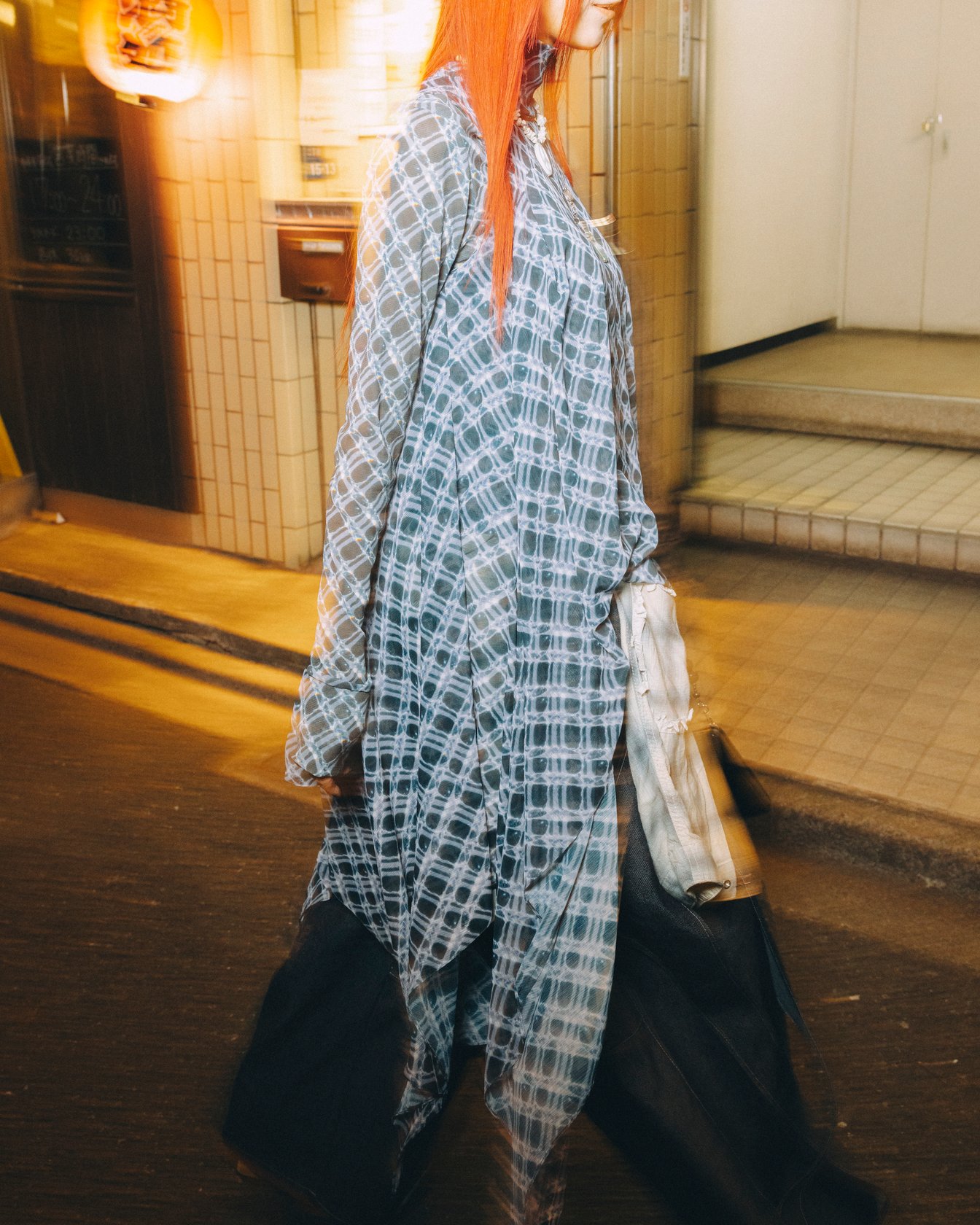 ハトラのローブを着たモデル