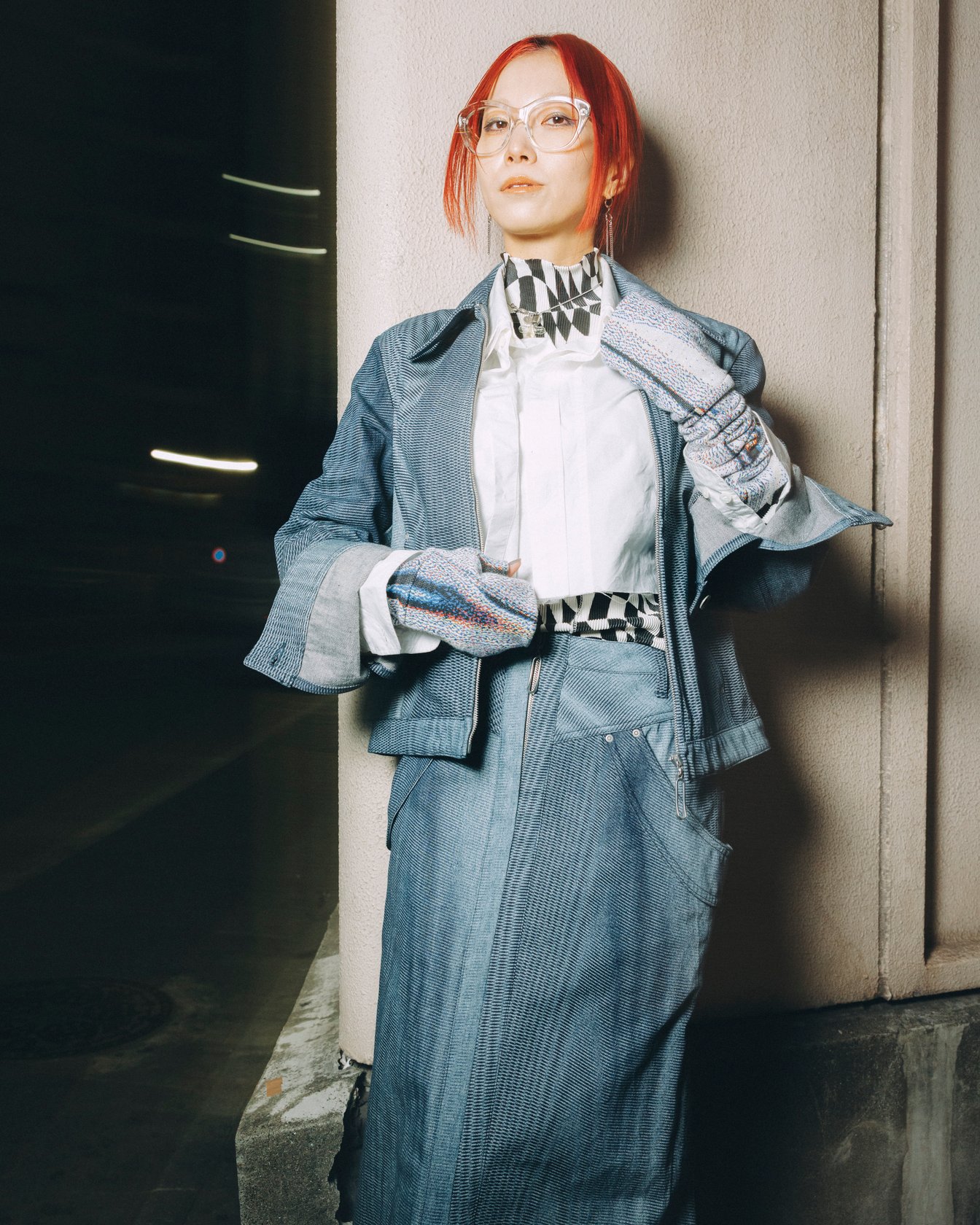 ハトラのデニムジャケットとデニムスカートを着たモデル