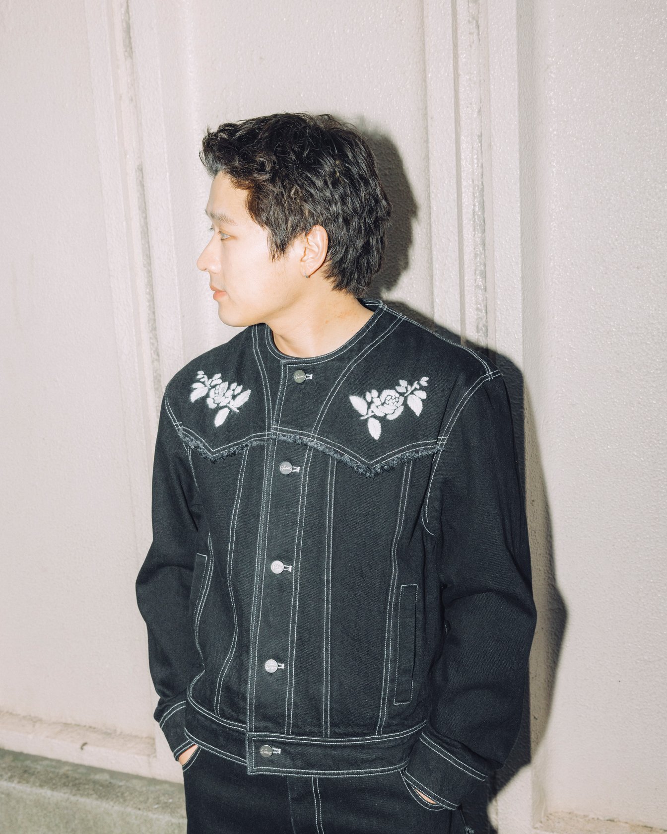 ヴィヴィアーノのセットアップを着たモデル