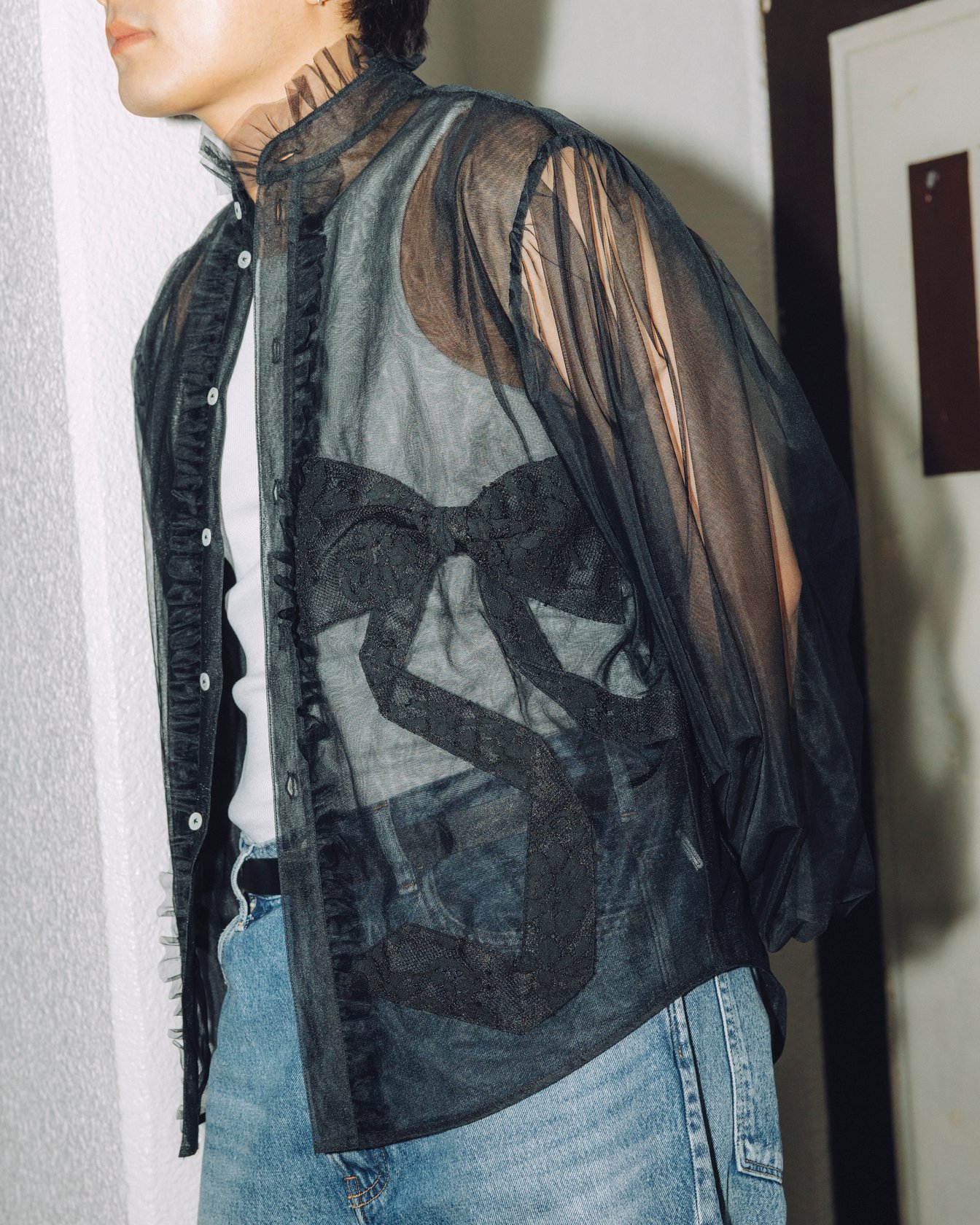 ヴィヴィアーノのチュールシャツを着たモデル