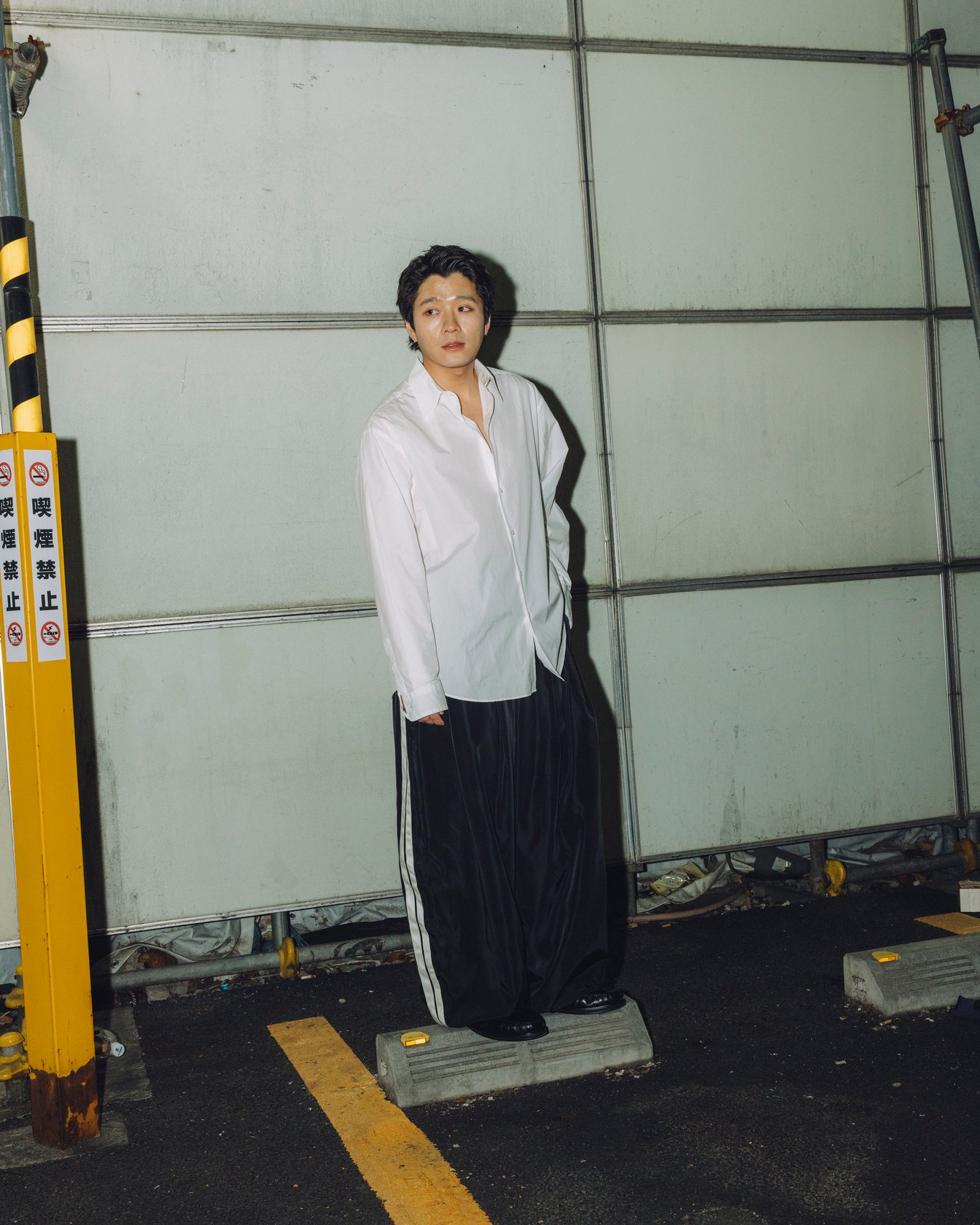 ヴィヴィアーノのボトムスを穿いたモデル