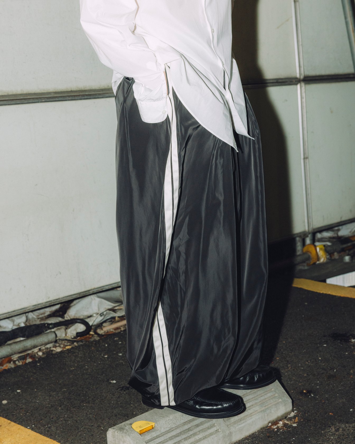 ヴィヴィアーノのボトムスを穿いたモデル