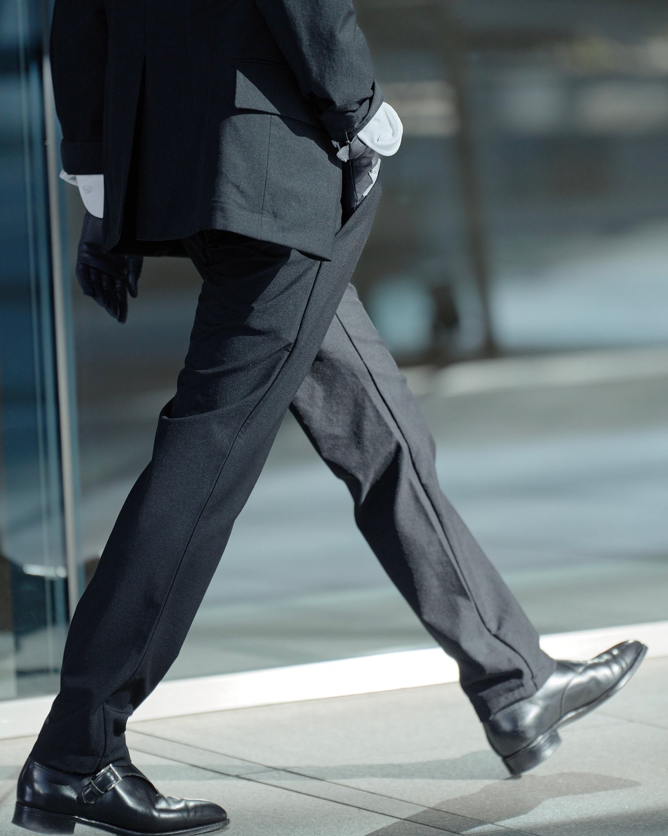 テアトラのセットアップを着たモデル