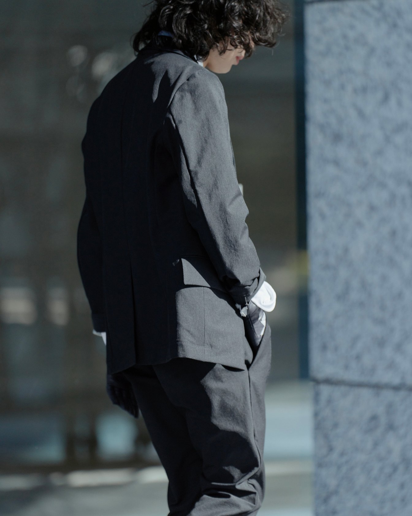 テアトラのセットアップを着たモデル