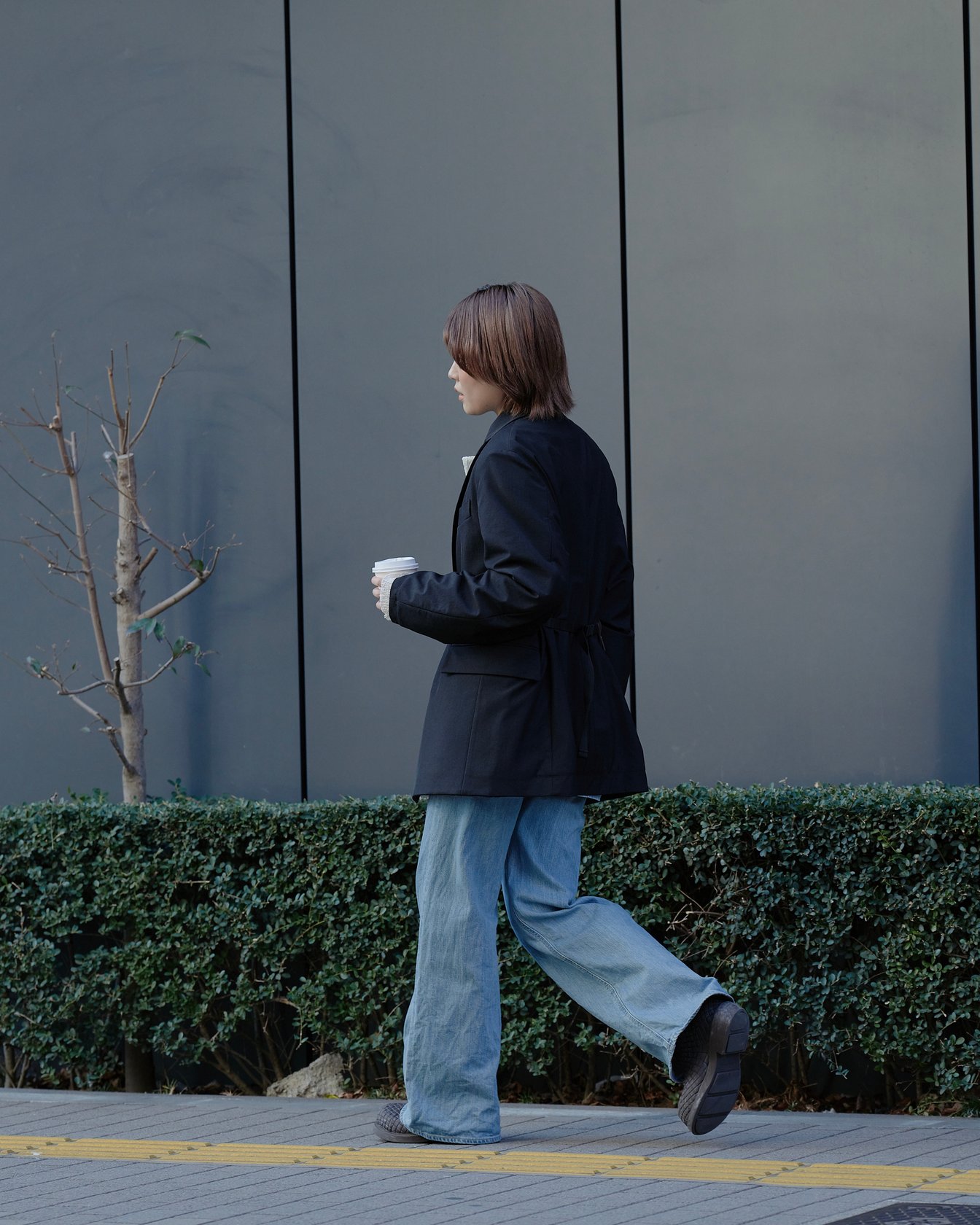 テアトラのセットアップを着たモデル