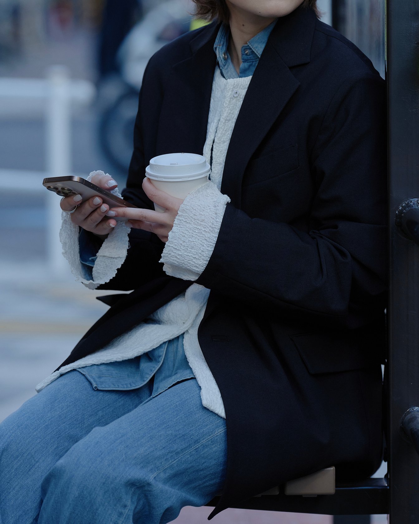 テアトラのセットアップを着たモデル