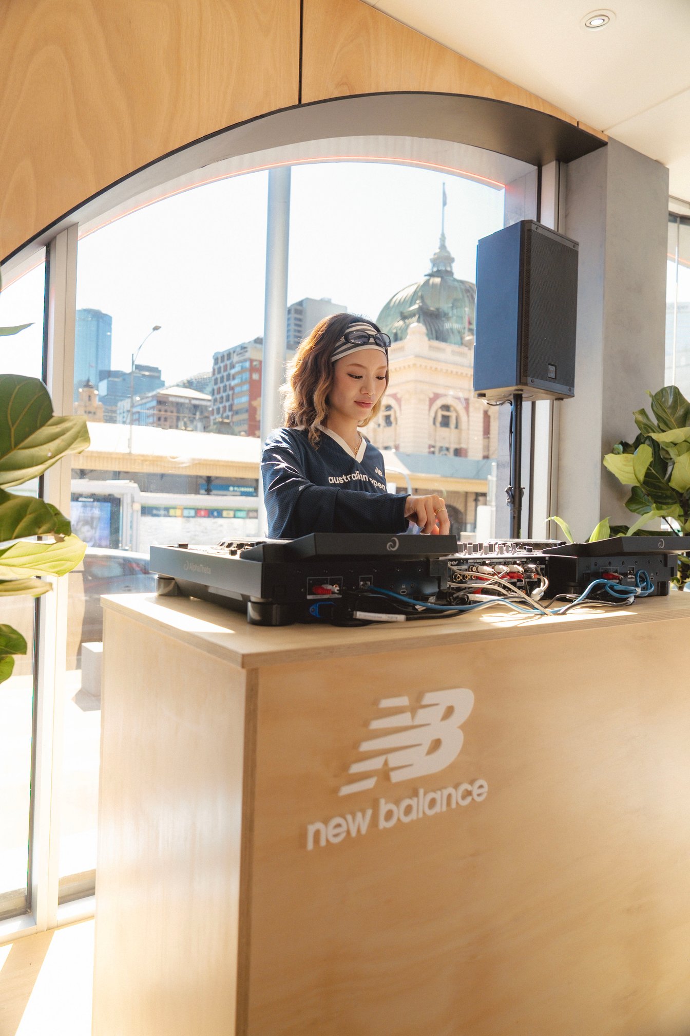 DJブースをいじる矢部ユウナ