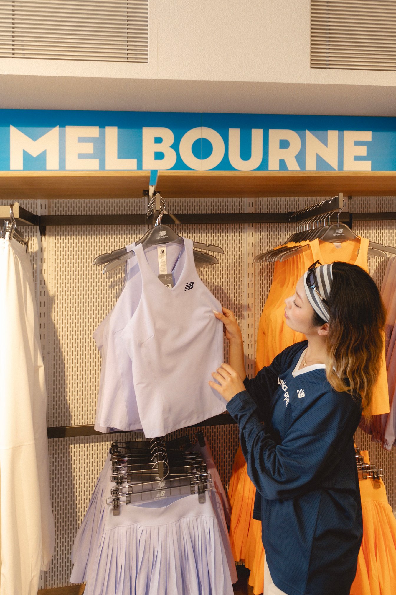 ニューバランスの店内を回る矢部ユウナ