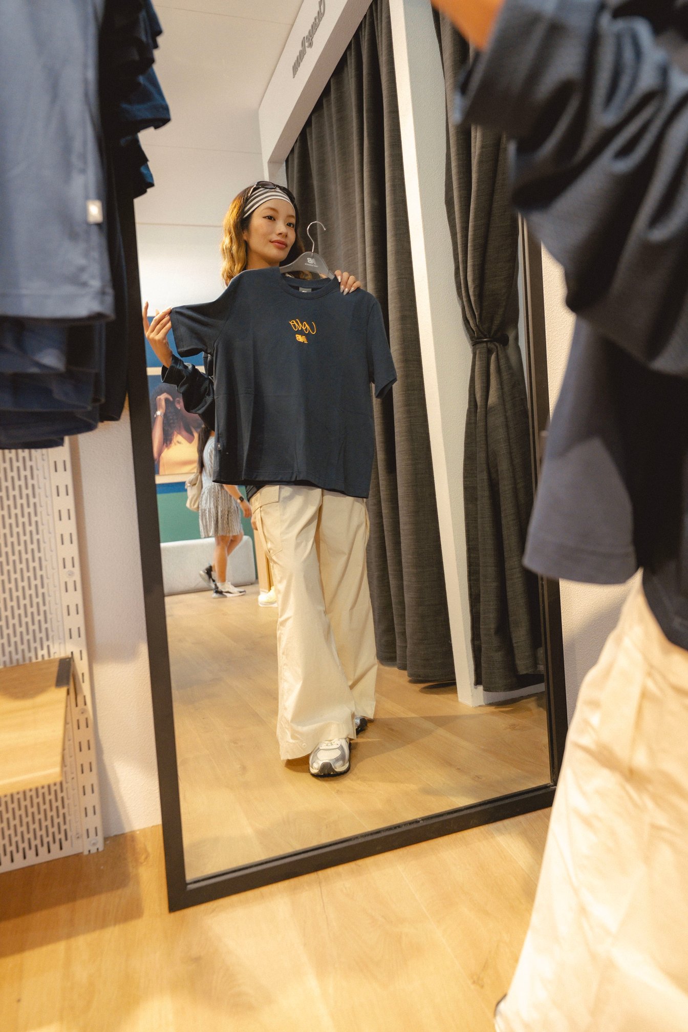 ニューバランスの店内を回る矢部ユウナ