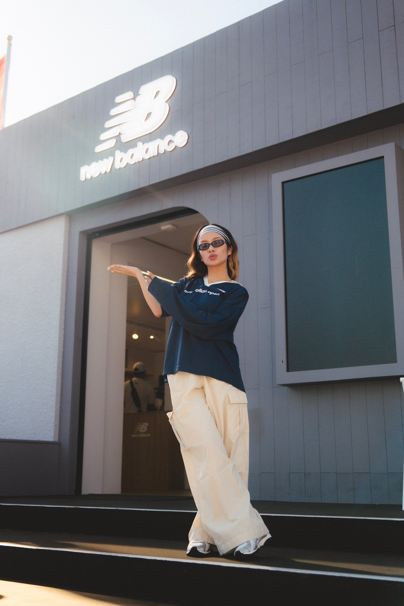 ニューバランス ポップアップストアの前に立つ矢部ユウナ