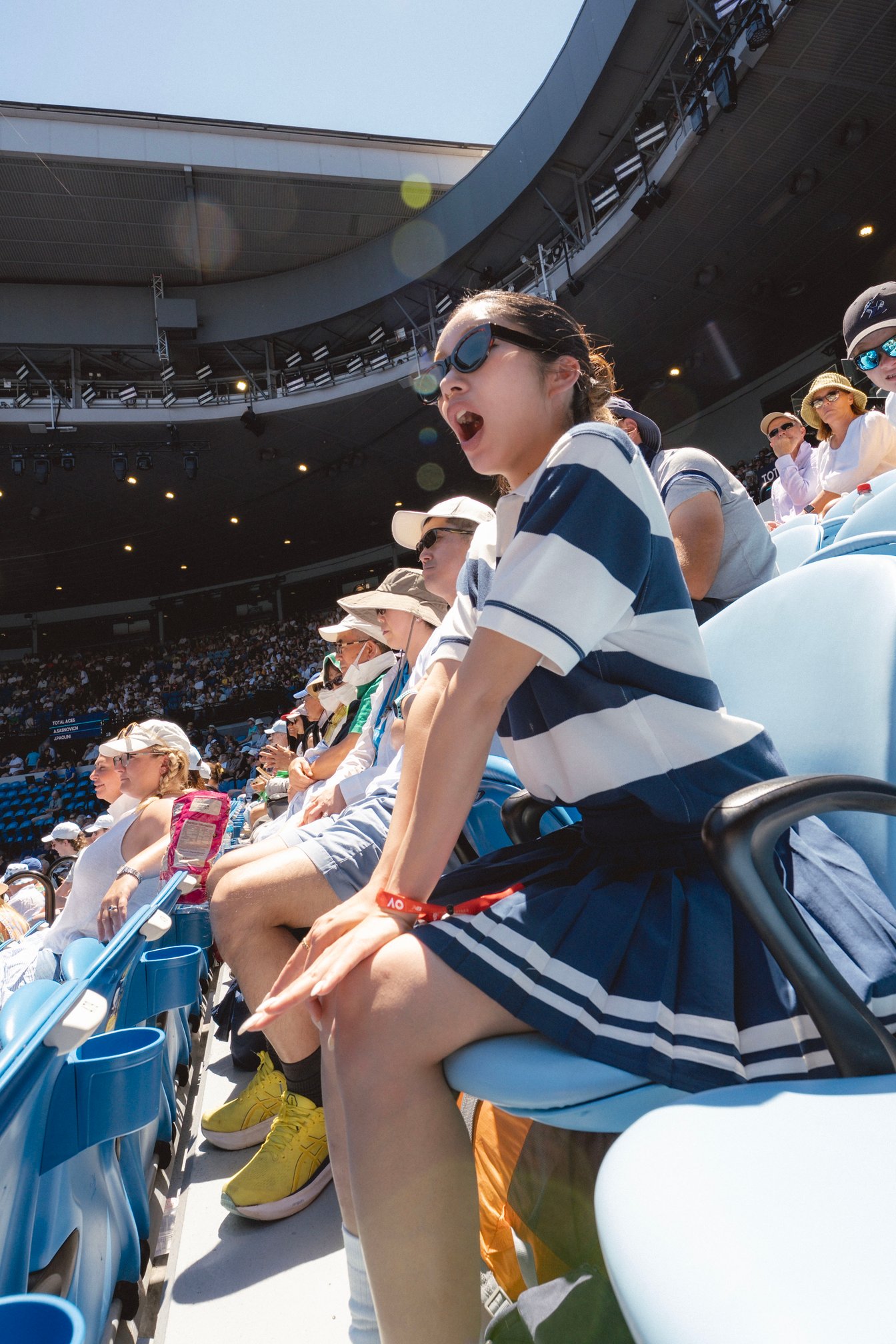 テニスを観戦する矢部ユウナ