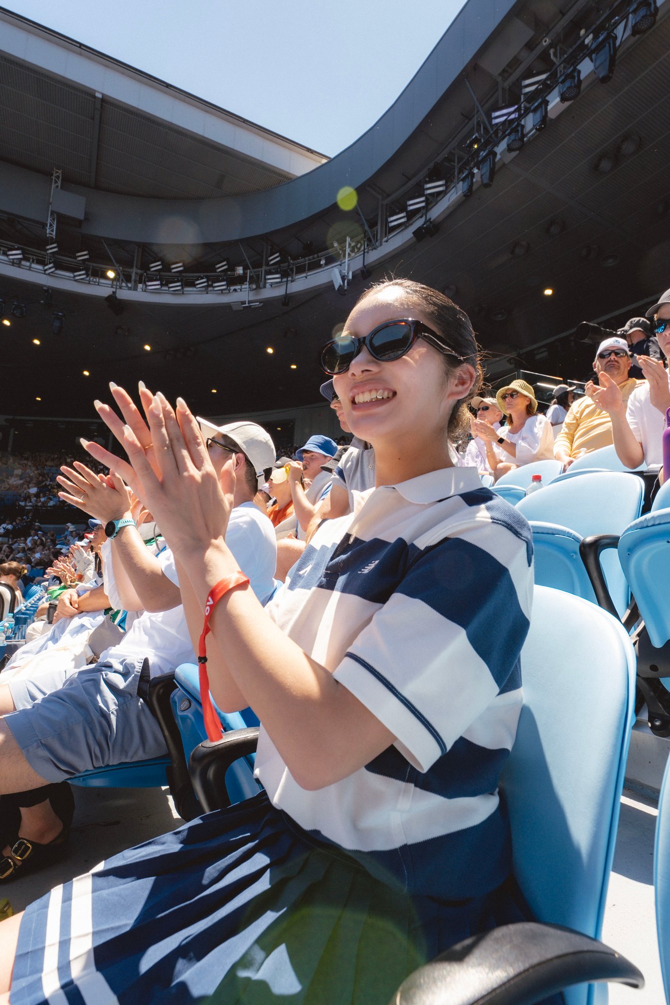 テニスを観戦する矢部ユウナ