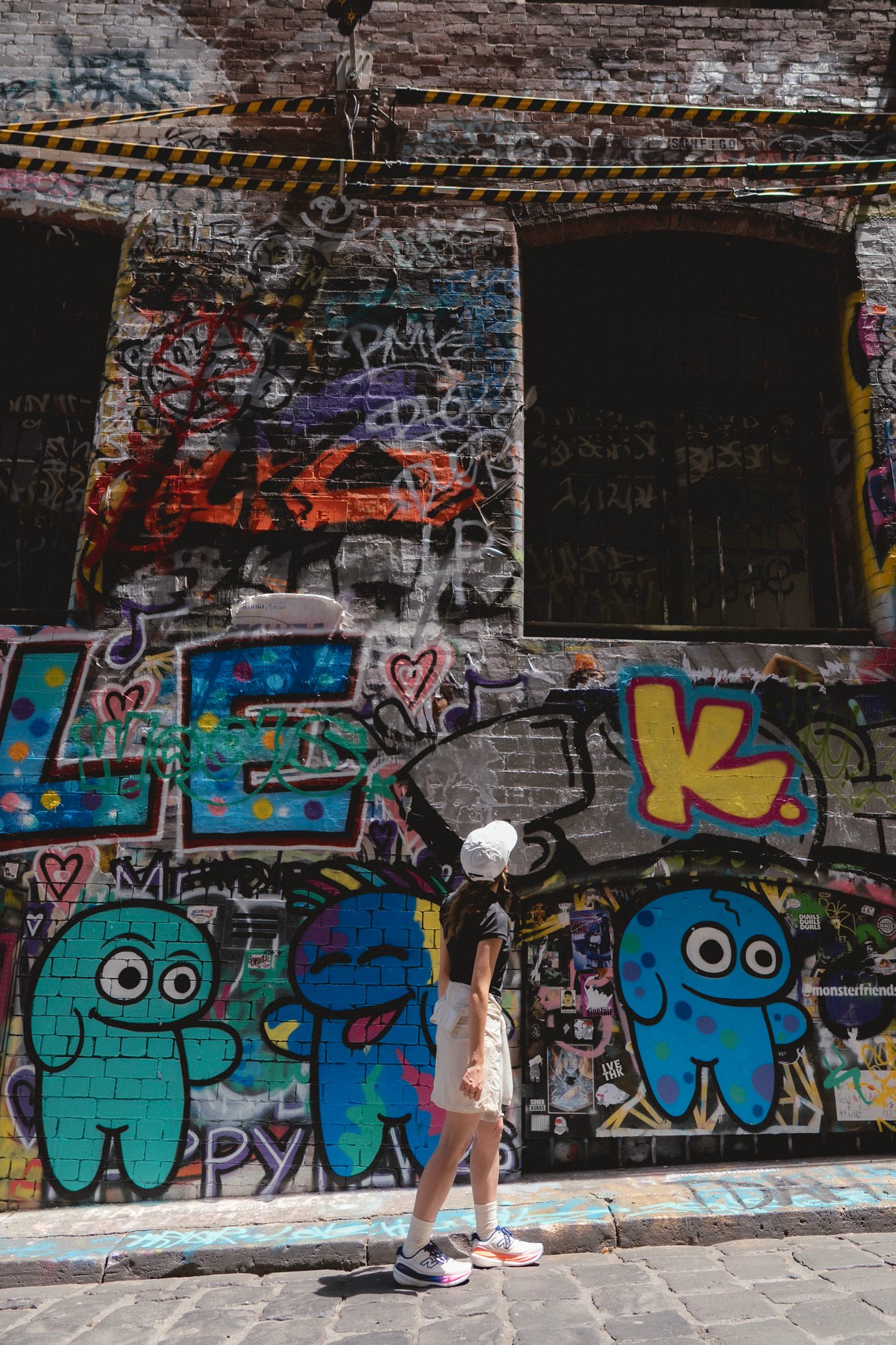 ストリートアートの街を歩く矢部ユウナ